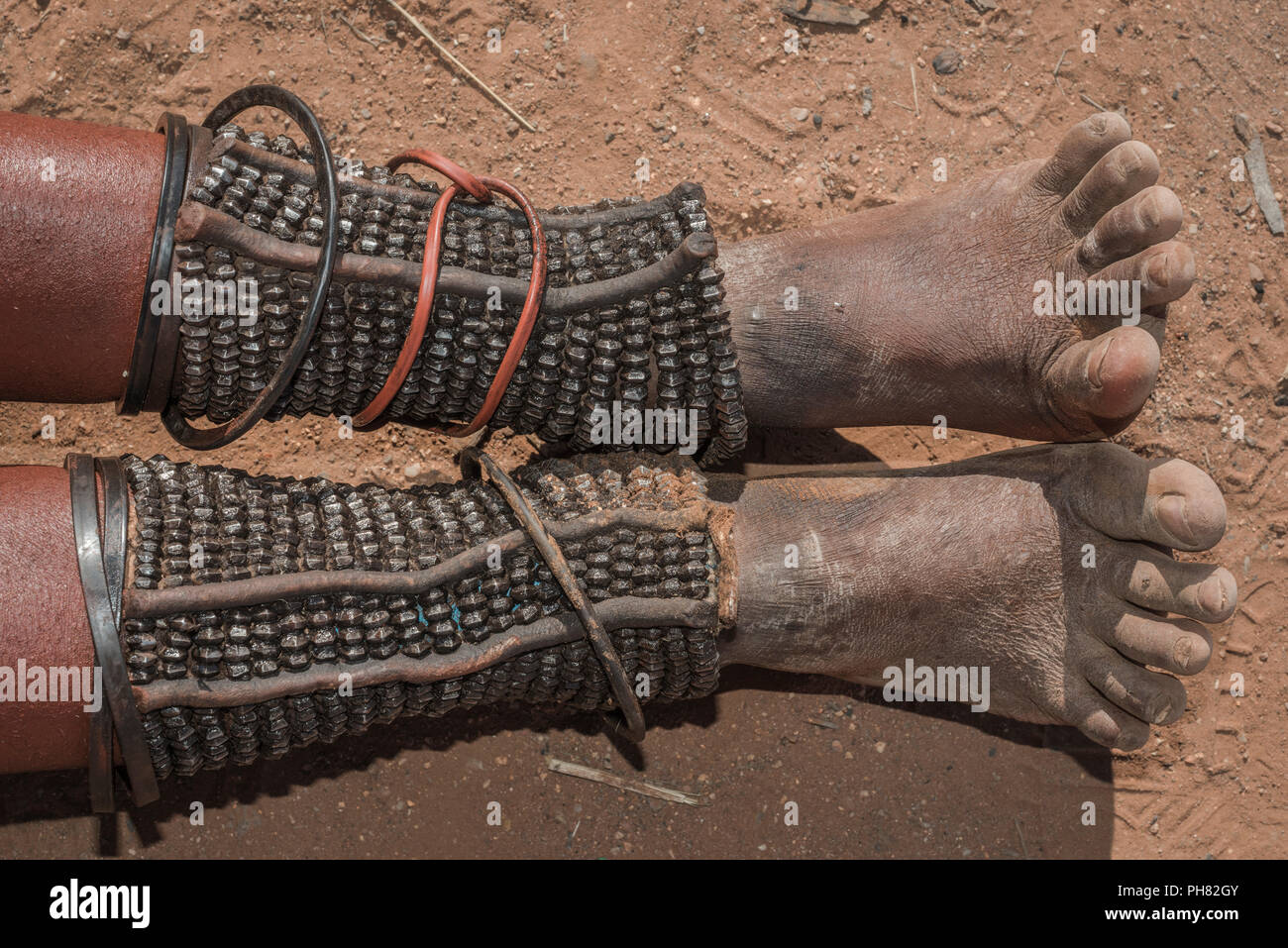 Ovahimba oder Himba, Kalb, Schmuck und Kalb Schutz gegen Schlangenbisse, Kunene, Namibia Stockfoto