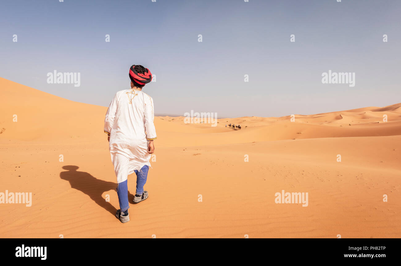 Mit traditioneller Kleidung in der Wüste Beduinen, dünenlandschaft Erg  Chebbi, Merzouga, Sahara, Marokko Stockfotografie - Alamy