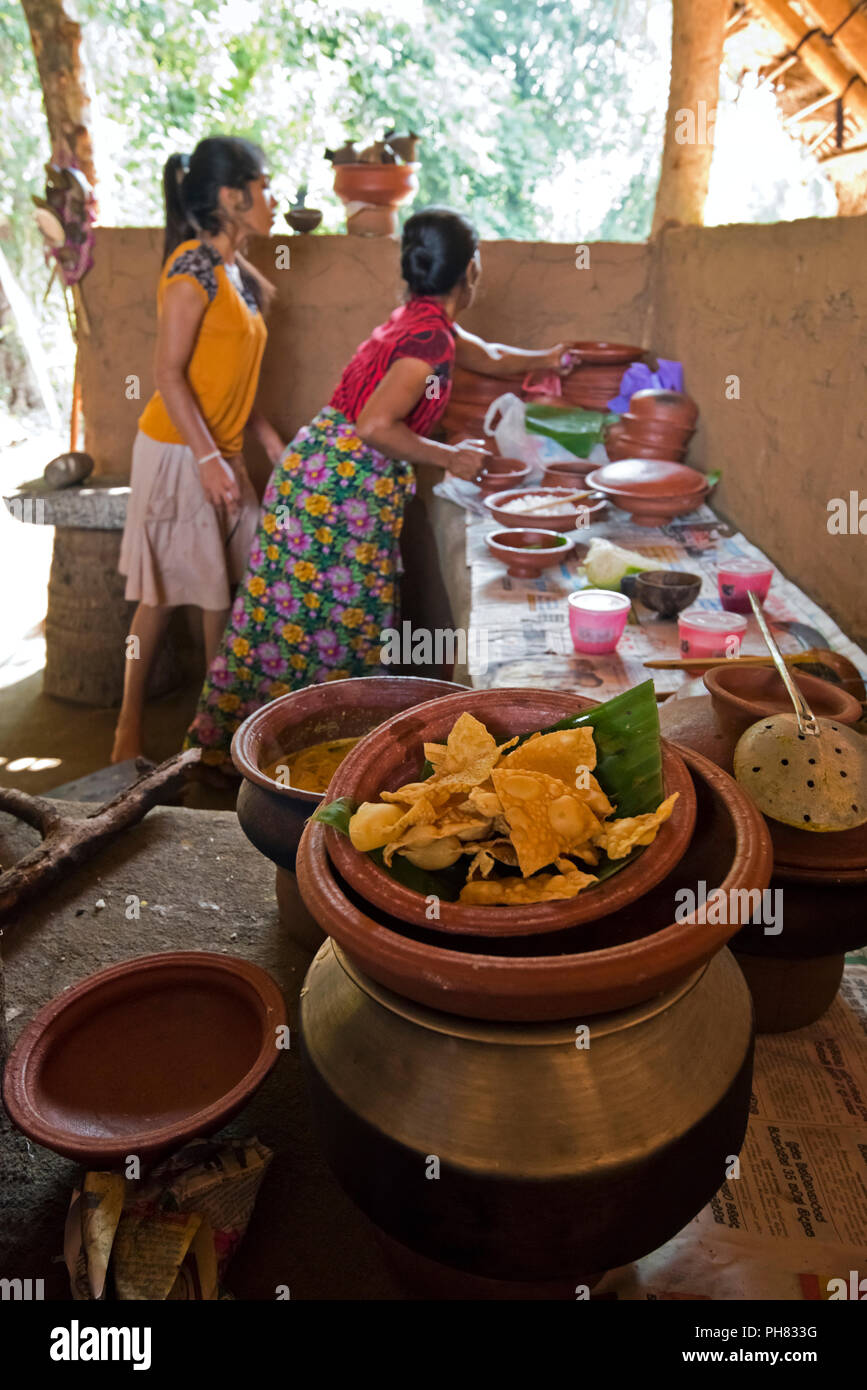 Vertikale Bildnis einer Dame kochen traditionelle Sri Lankische Küche. Stockfoto