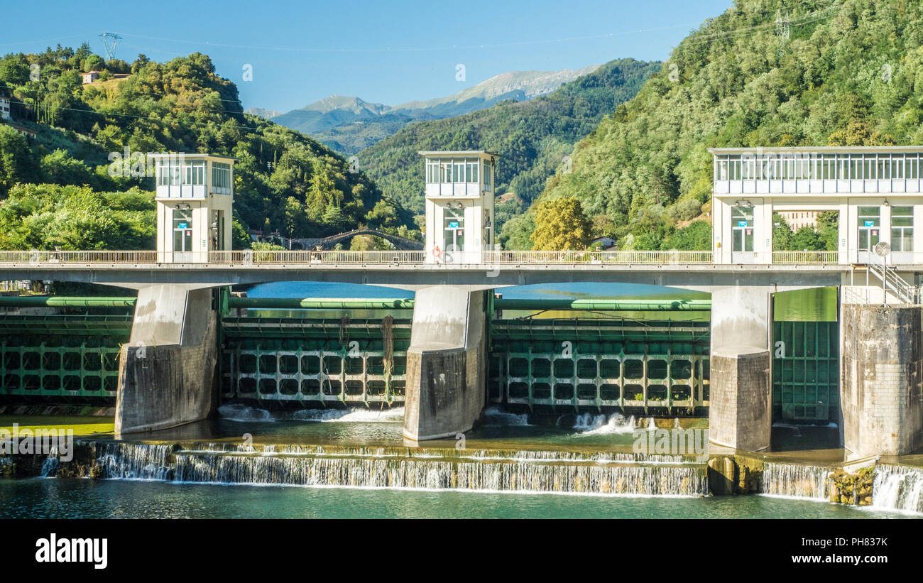 Damm in Borgo a Mozzano auf dem Fluss Serchio in der Provinz Lucca in der Toskana, Italien Stockfoto