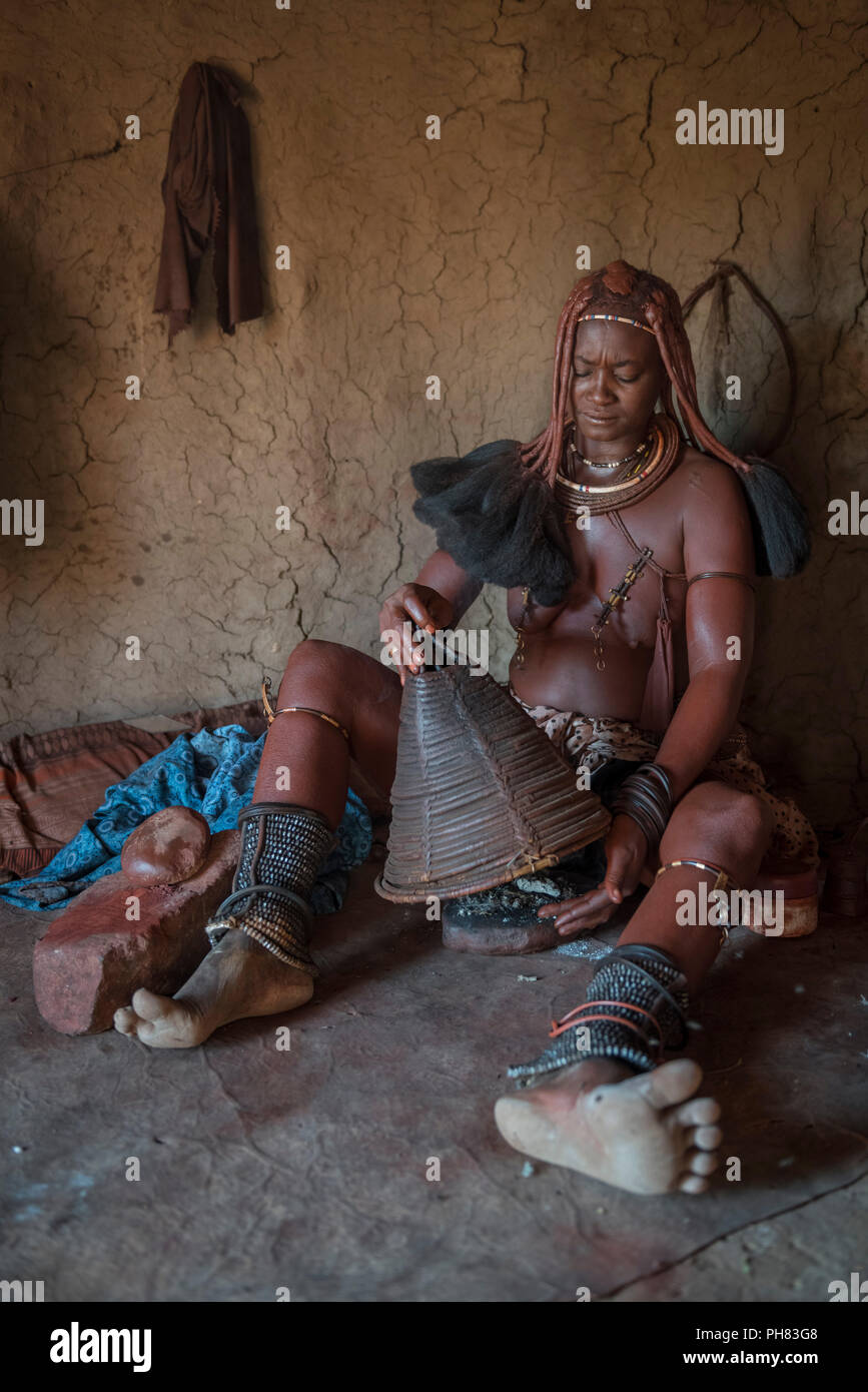 Ovahimba oder Himba, eine Frau bereitet ein reinigungsritual, Kunene, Namibia Stockfoto