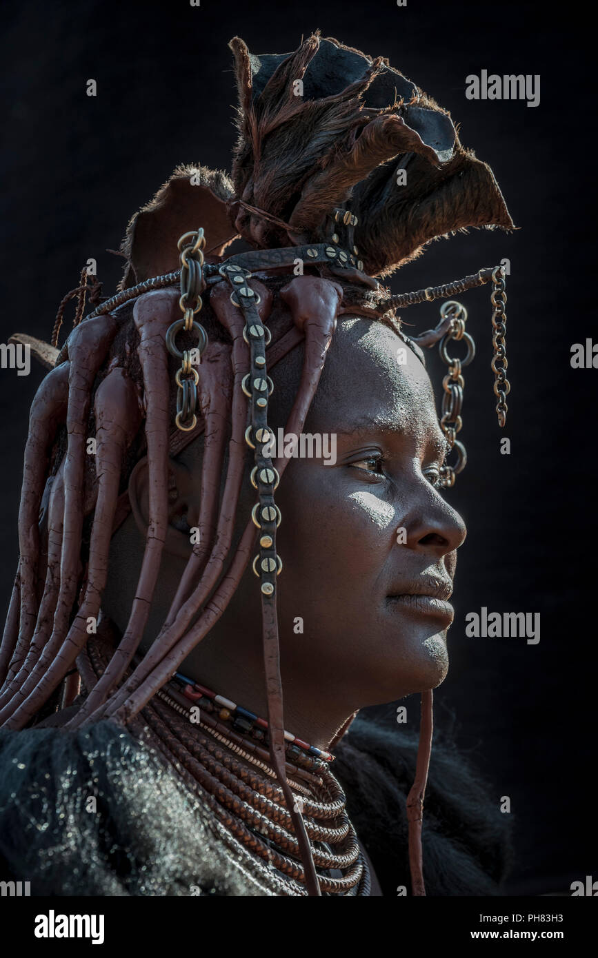 Ovahimba oder Himba, Porträt einer verheirateten Frau, Kunene, Namibia Stockfoto