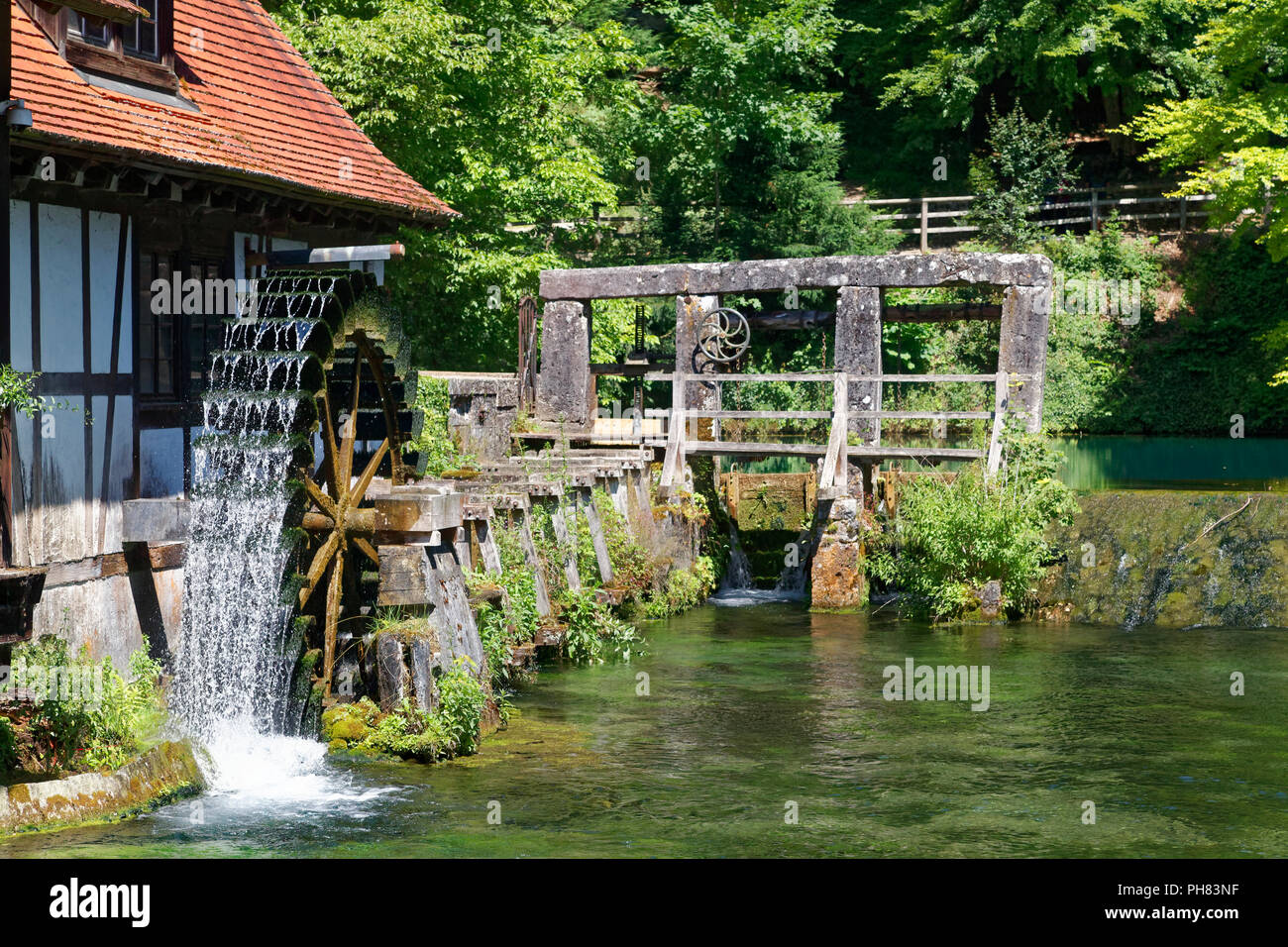 Historische hammerschmiede am Blautopf Karstquelle, Wasserrad, Stellwerk, Blaubeuren, Alb-Donau-Kreis, Schwäbische Alb Stockfoto
