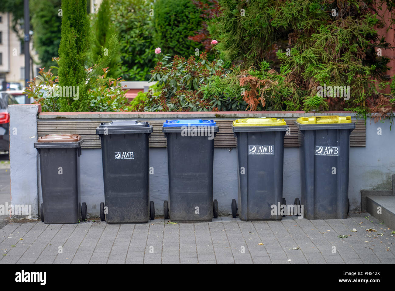 Muelleimer, Euskirchener Straße, Suelz, Köln, Nordrhein-Westfalen,  Deutschland Stockfotografie - Alamy