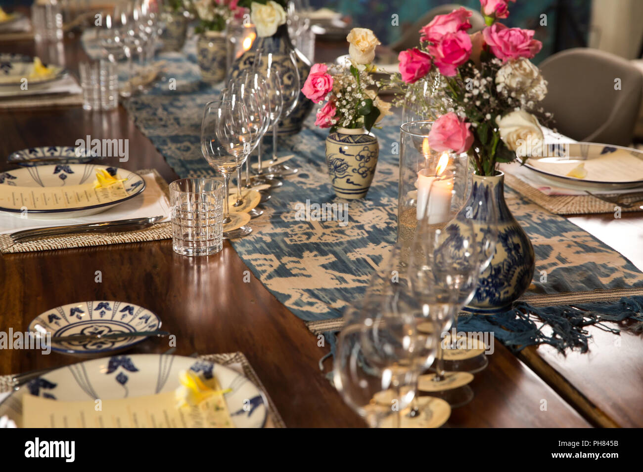 Gläser für Sekt, Wein, stand auf einem Tisch. Hochzeit, Abendessen oder eine besondere Veranstaltung Stockfoto