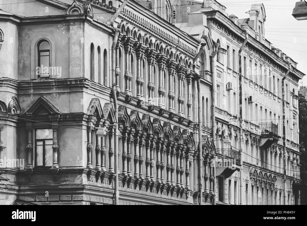 Blick auf die Reihe von Windows auf äußere der mittelalterlichen Gebäude in Sankt Petersburg, Russland. Die Schwarz-Weiß-Fotografie. Stockfoto