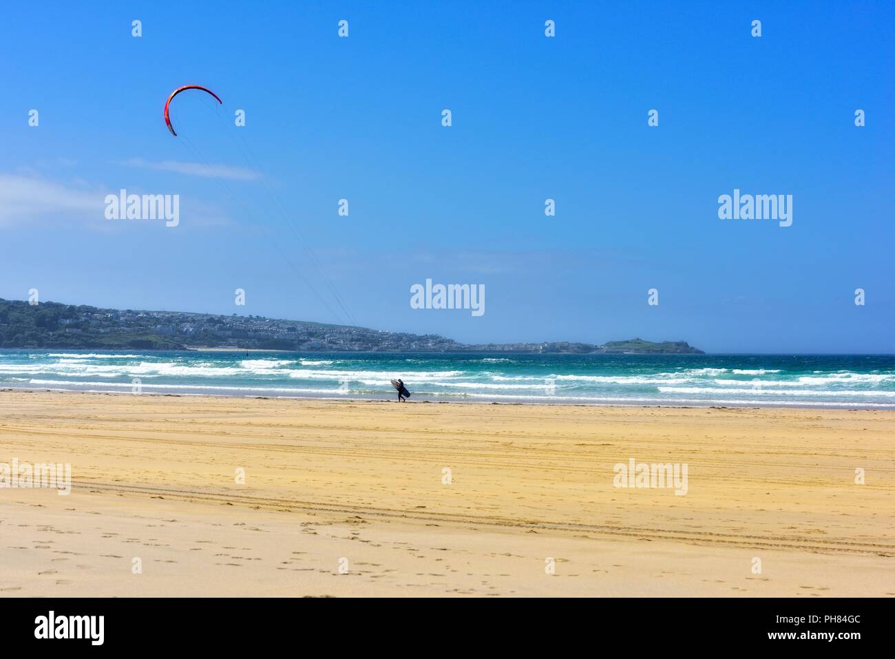 Kitesurfing, Kite Surfer, Riviere Towans Beach, Cornwall, England, Großbritannien Stockfoto