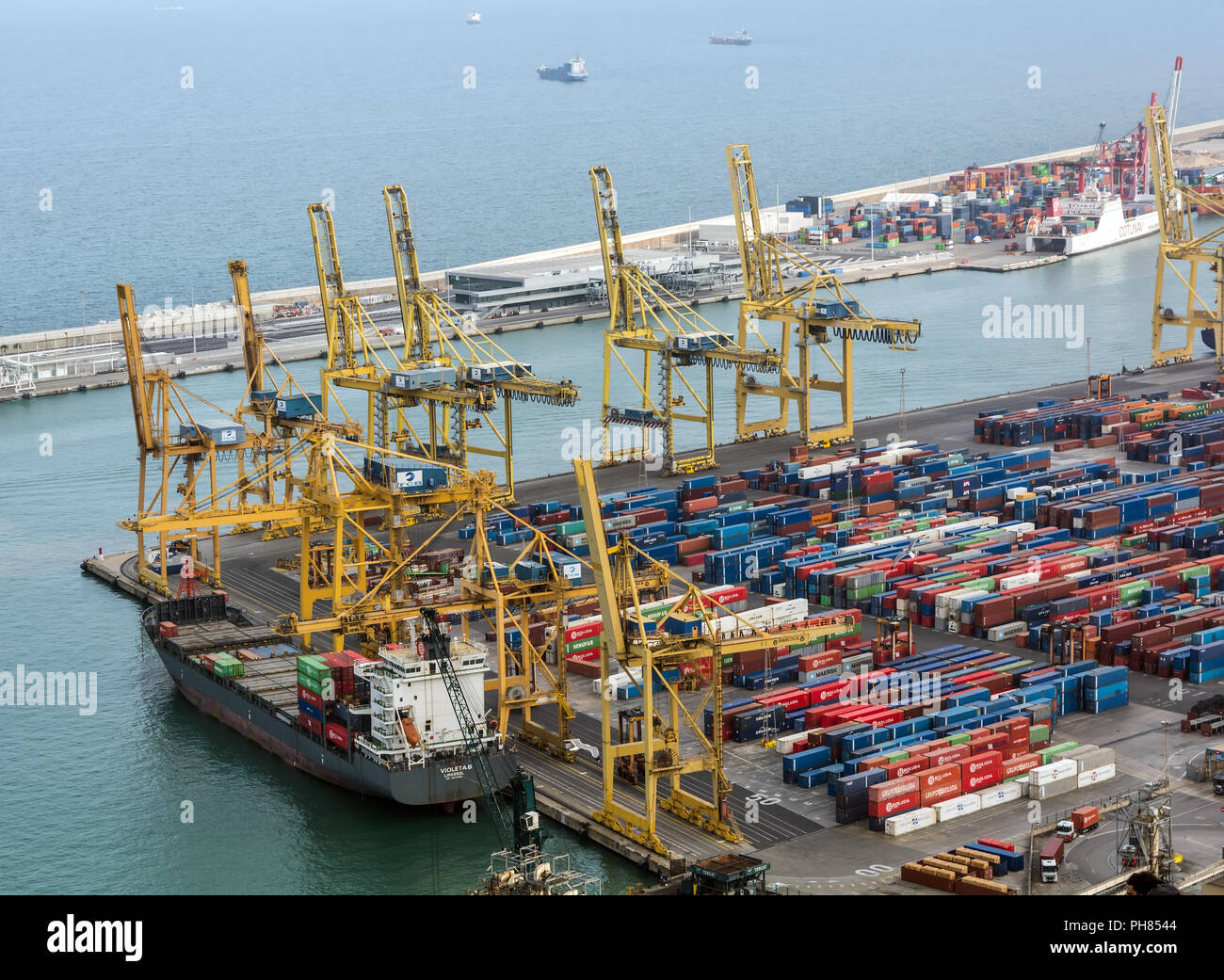 Barcelona industrielle Fracht Hafen Luftaufnahme von Montjuic Hügel. Gelbe Cargo Cranes und bunten Containern im Hafen von Barcelona. Stockfoto