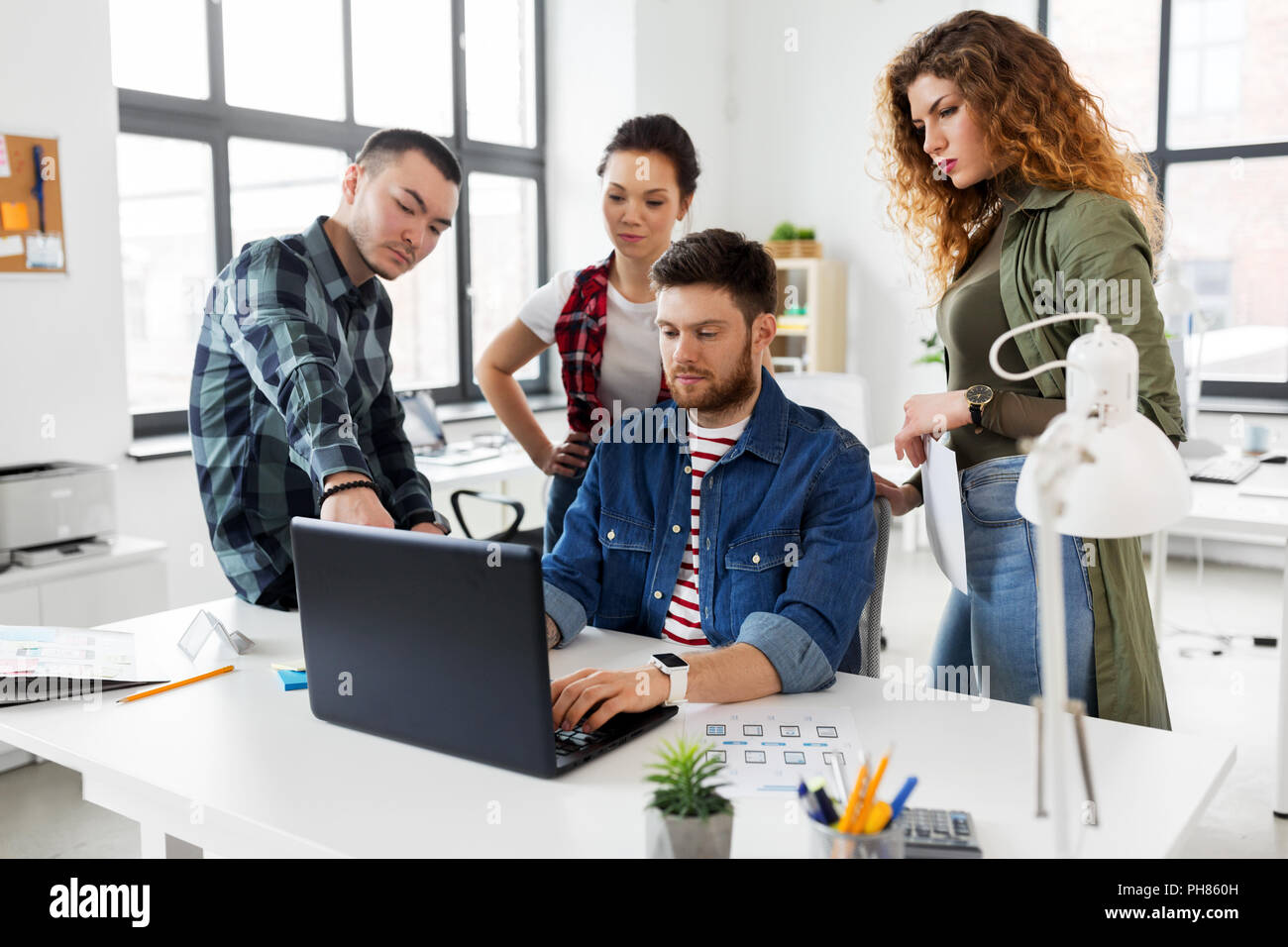Creative Team, das auf der Benutzeroberfläche im Büro Stockfoto