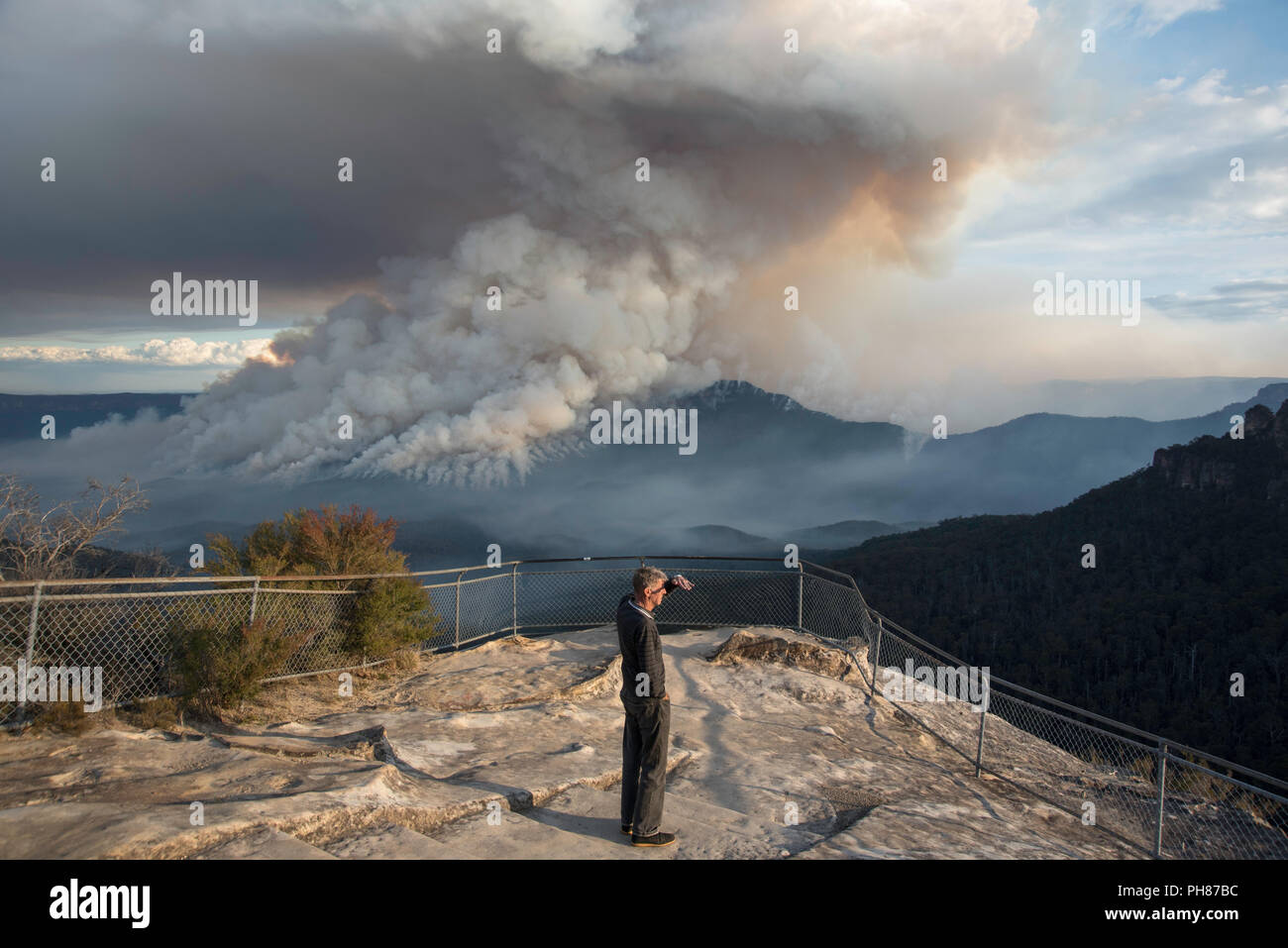 Mann an Lookout, Schattierung Augen Brandgefahr Reduzierung am Mount Solitary, Blue Mountains, Australien anzeigen Stockfoto