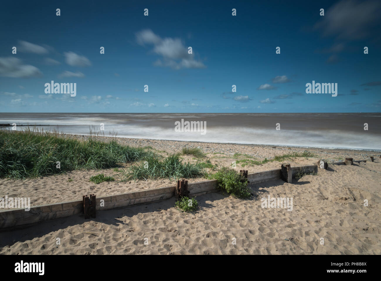 Die verlassenen Küste und Strand in Fleetwood auf der Lancashire Küste im Sommer mit langen Belichtung auf das Meer und den Sandstrand bei Flut. Stockfoto
