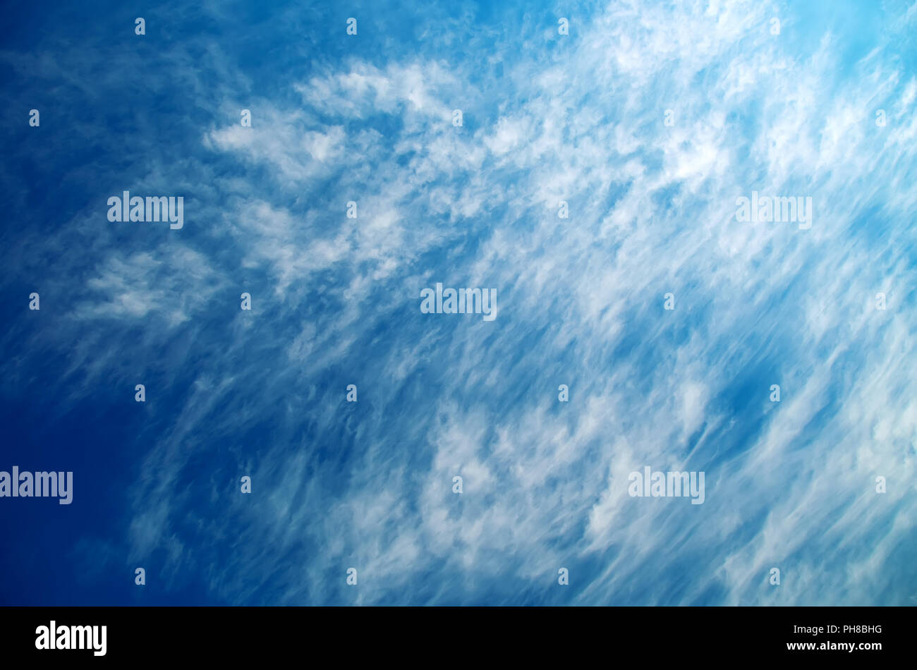 strahlend blauer Himmel mit Wolken Stockfoto