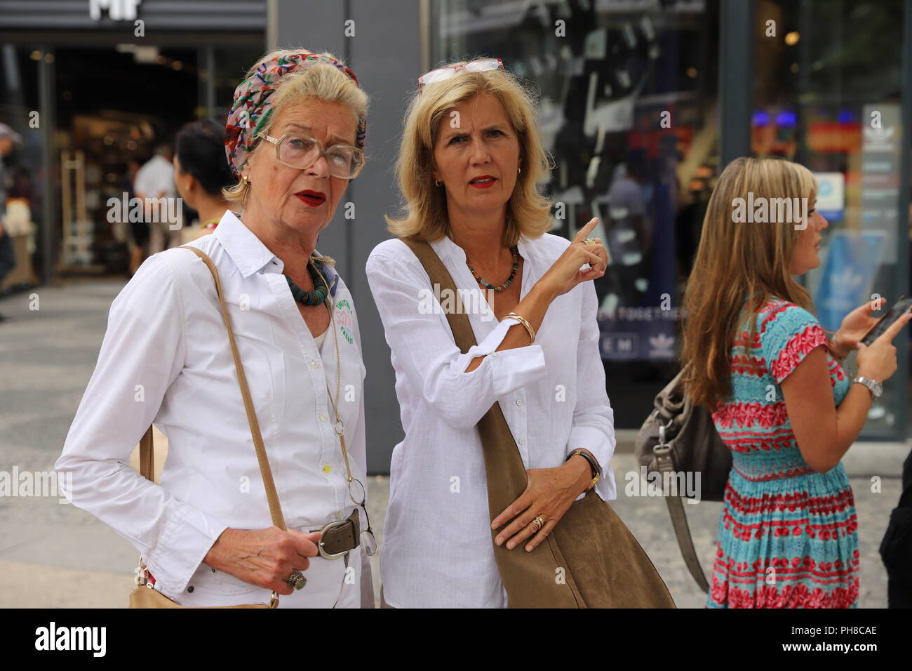 Mutter und erwachsene Tochter bei einem Einkaufsbummel auf dem Kurfürstendamm und Tauentzienstraße in Berlin/Deutschland. Stockfoto