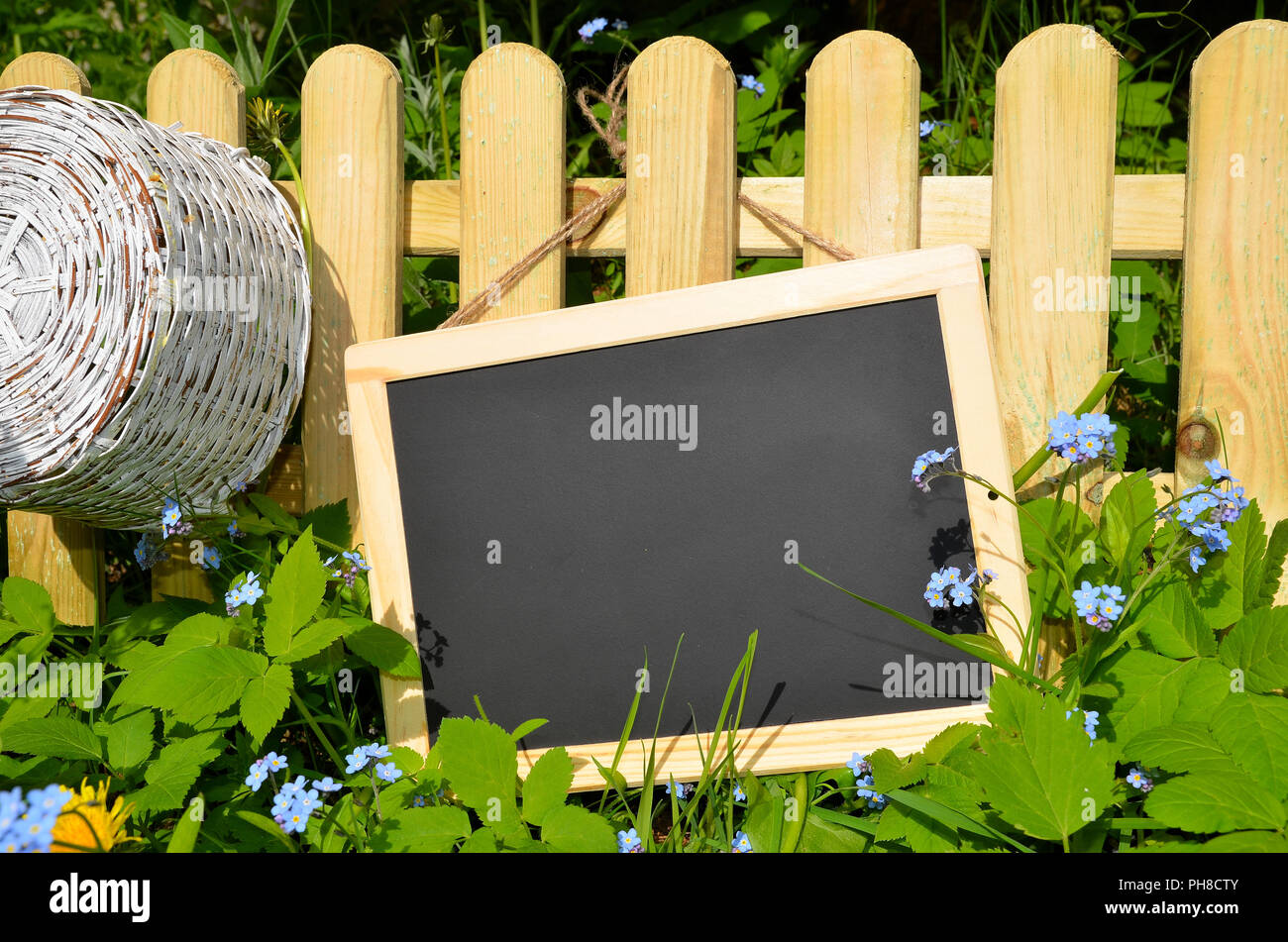 Blumen am zaun Fotos und Bildmaterial in hoher Auflösung Alamy