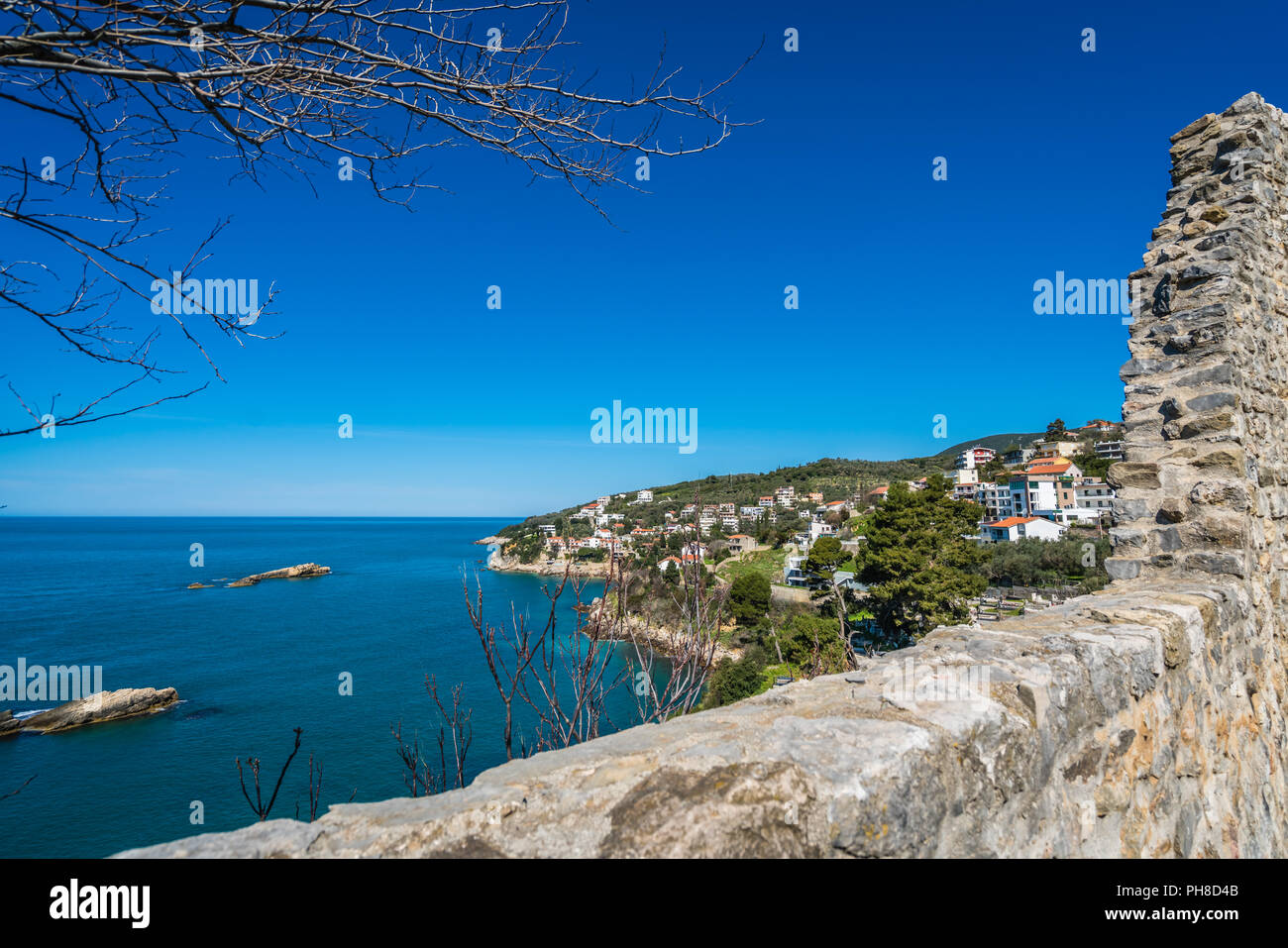 Ulcinj, Montenegro - April 2018: Meerblick von Ulcinj Stadtmauer Stockfoto