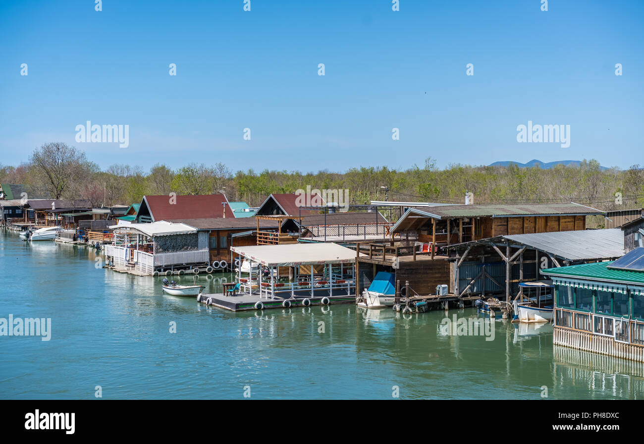 Ada Bojana, Montenegro - April 2018: kleine Holzhäuser und Restaurants am Ufer des Flusses in der Nähe von Ada Bojana Ulcinj Stockfoto