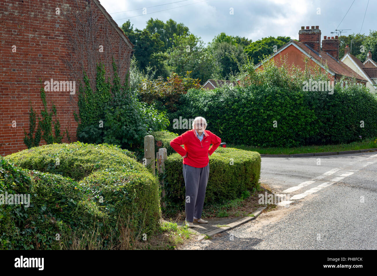 Frau mit altersbedingten Makuladegeneration außerhalb ihrer Heimat stehend Stockfoto