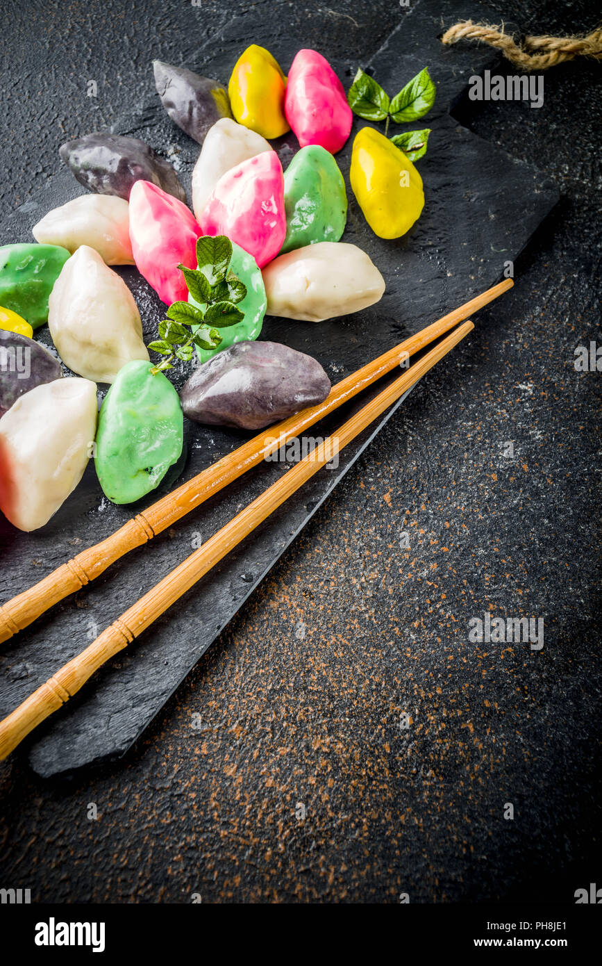 Traditionelle Chuseok Tag essen, Koreanisch Halbmondförmigen Reiskuchen Songpyeon, weißem Marmor Background Copy space Top View Stockfoto