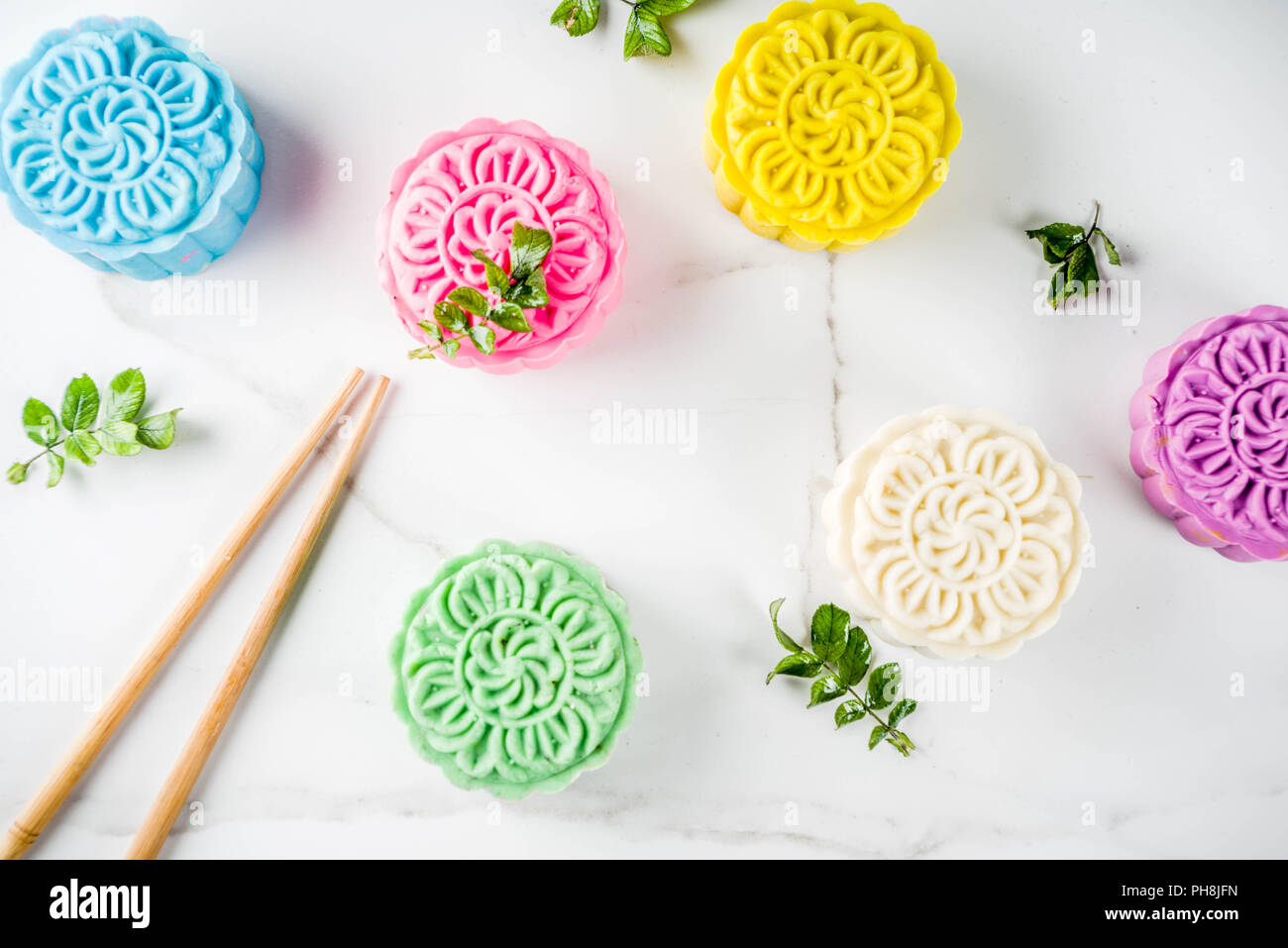 Traditionelle chinesische Mondfest Essen, bunte Reis Kuchen snowskin mooncakes mit verschiedenen Füllungen, Stockfoto