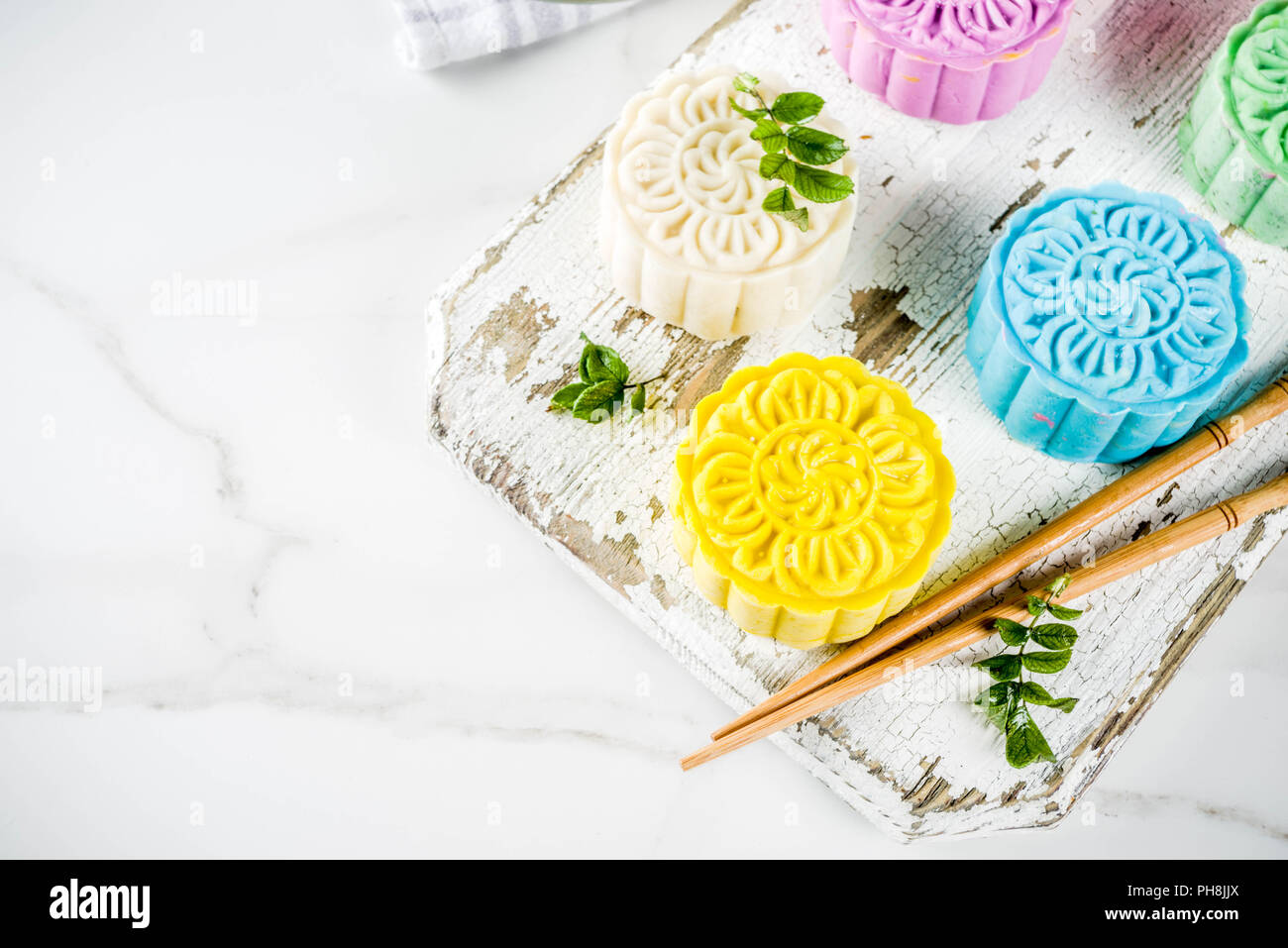 Traditionelle chinesische Mondfest Essen, bunte Reis Kuchen snowskin mooncakes mit verschiedenen Füllungen, Stockfoto