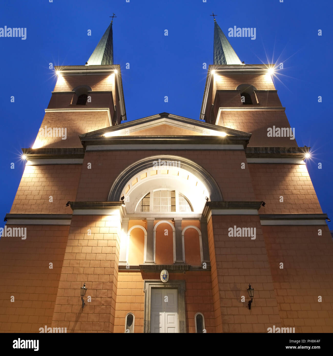Beleuchtete Kirche St. Laurentius, Wuppertal Stockfotografie - Alamy