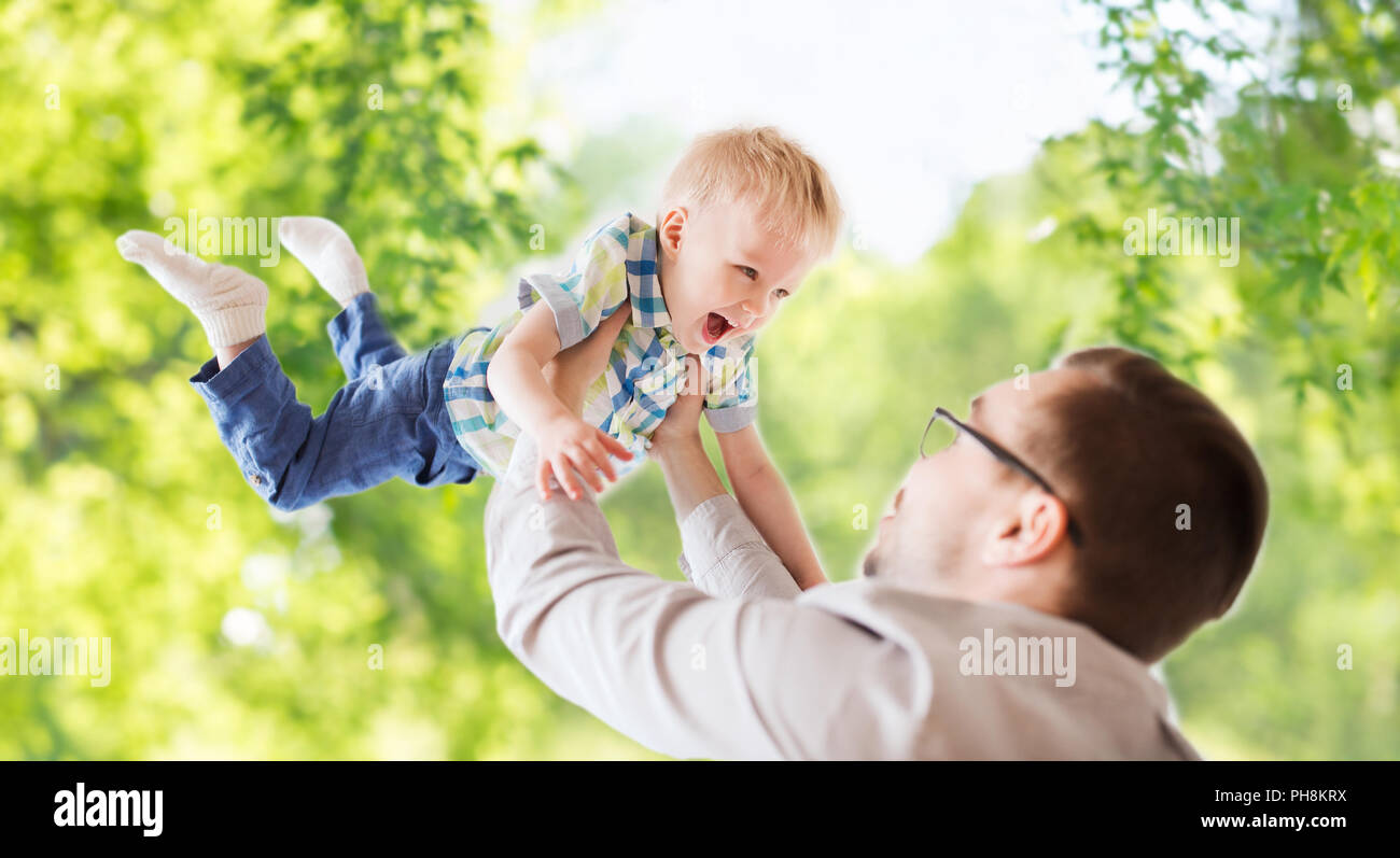 Vater und Sohn spielen und Spaß im Sommer Stockfoto