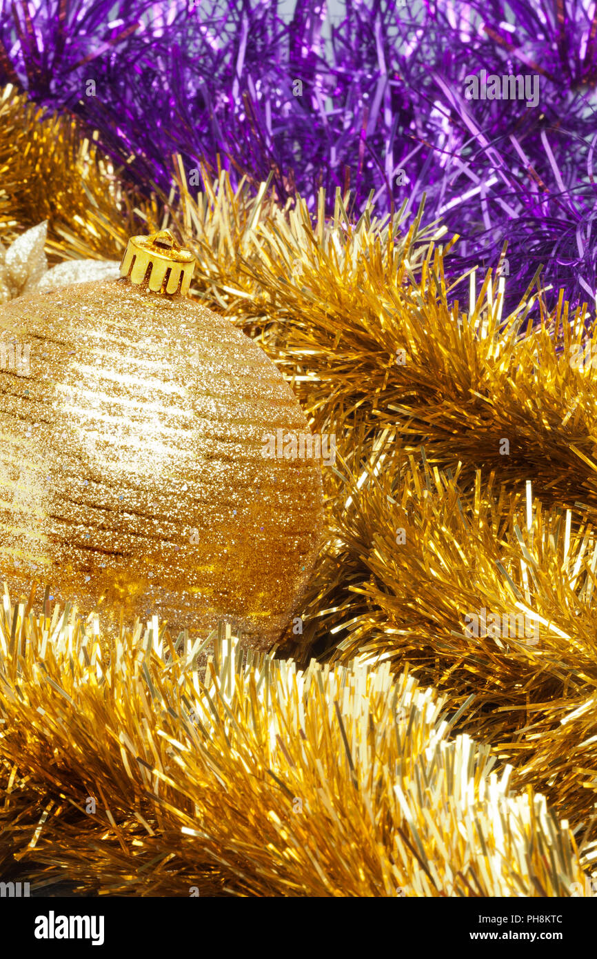 Geringe Tiefe konzentrieren. Weihnachten arrangement mit goldenen Kugeln und Girlanden. Vertikales Layout Stockfoto