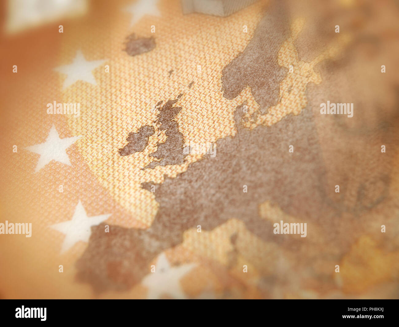 Flache Fokus auf euro Banknote. Detail zeigt eine Karte von Europa mit Fokus auf Großbritannien. Brexit Konzept. Stockfoto