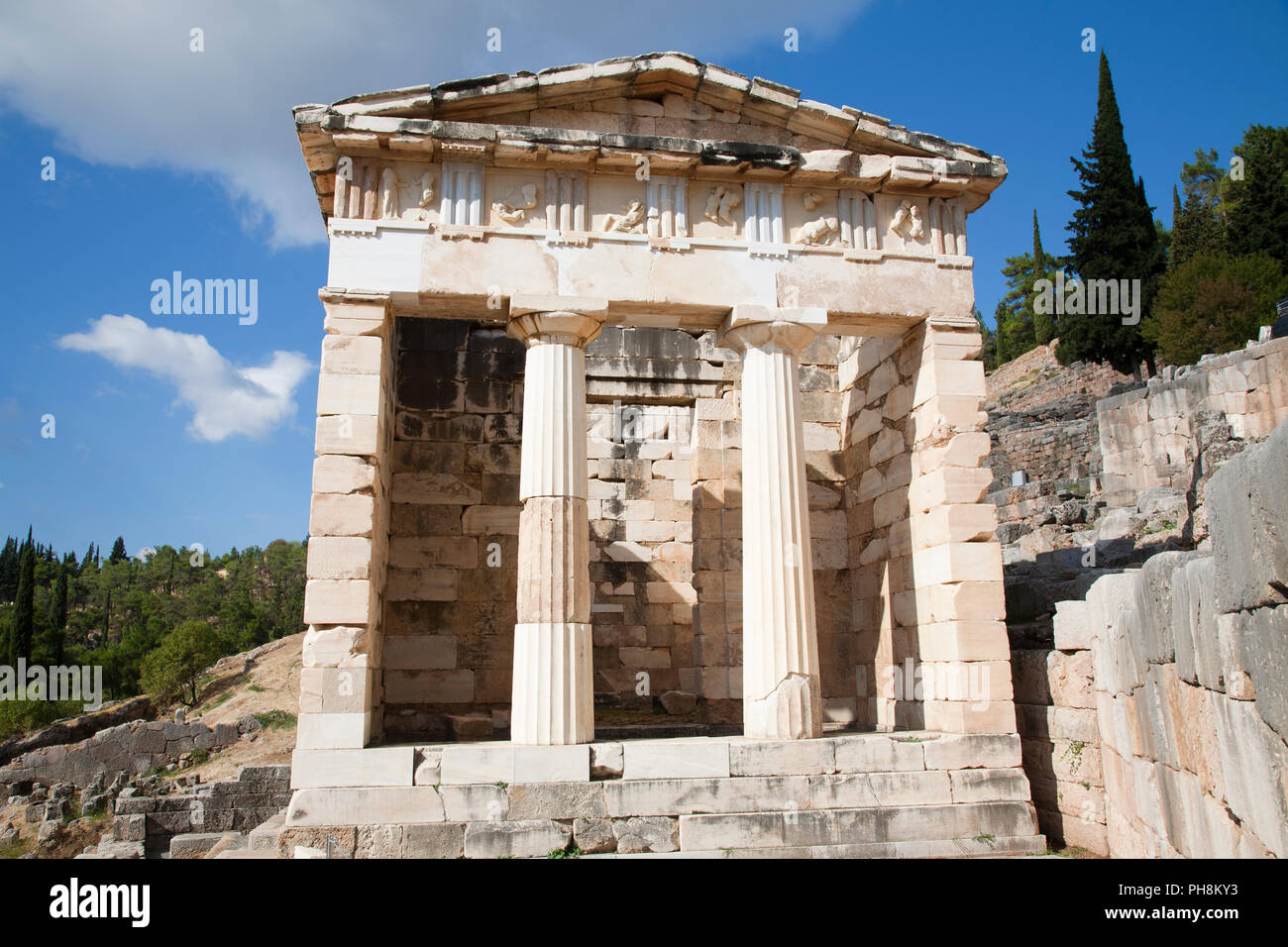 Schatzkammer der Athener, Heiligtum des Apollo, Delphi archäologische Stätte, Mittelgriechenland, Griechenland, Europa Stockfoto