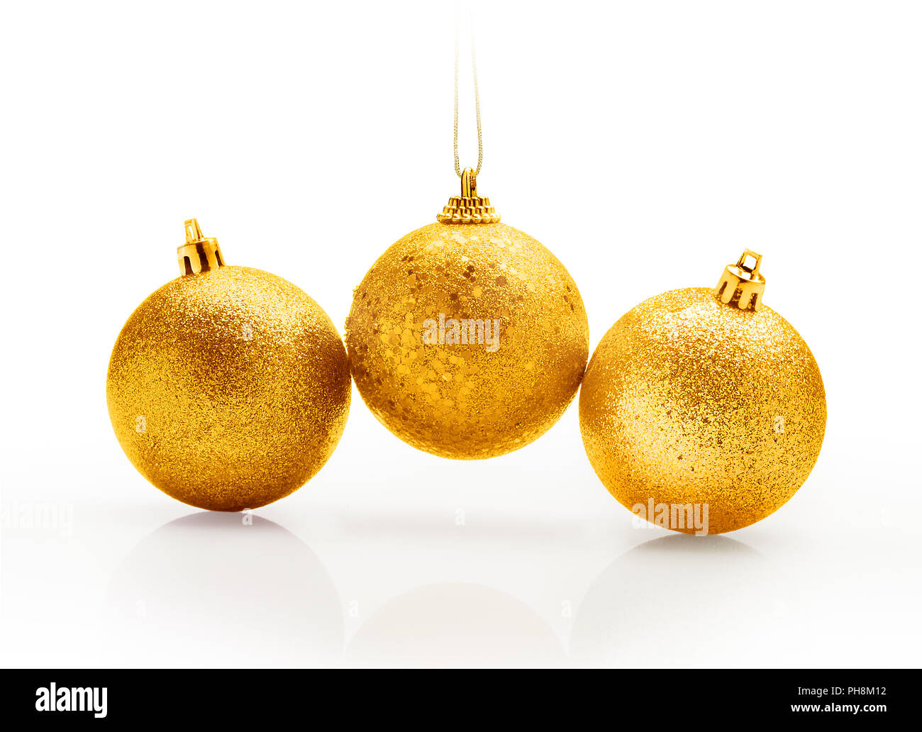 Drei goldene Weihnachten glitzernden Kugeln gegen den weißen Hintergrund. Farbverlauf auf hängende Band für die weiße Kopie Raum. Stockfoto