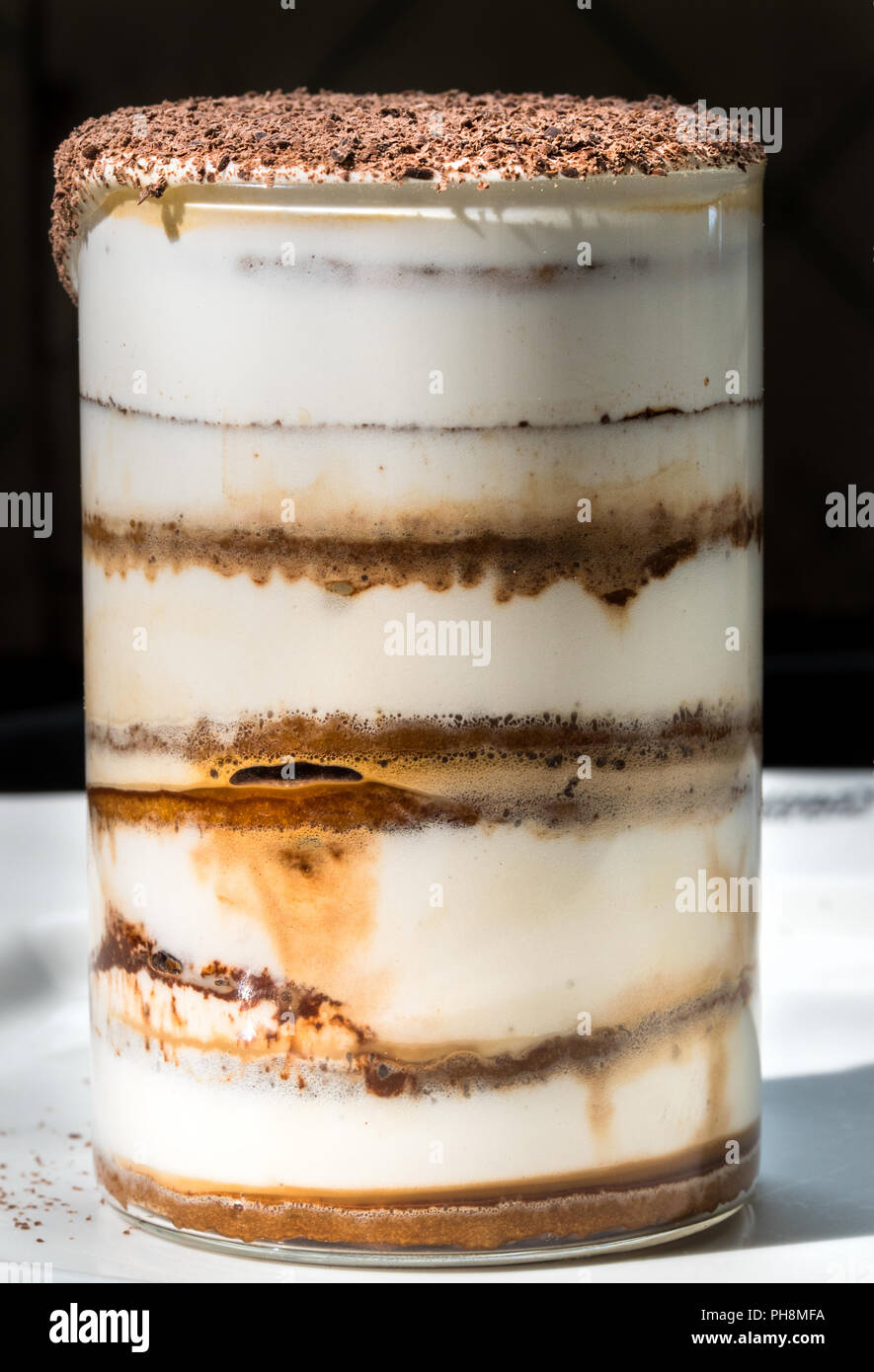 Tiramisu im Glas serviert Stockfoto