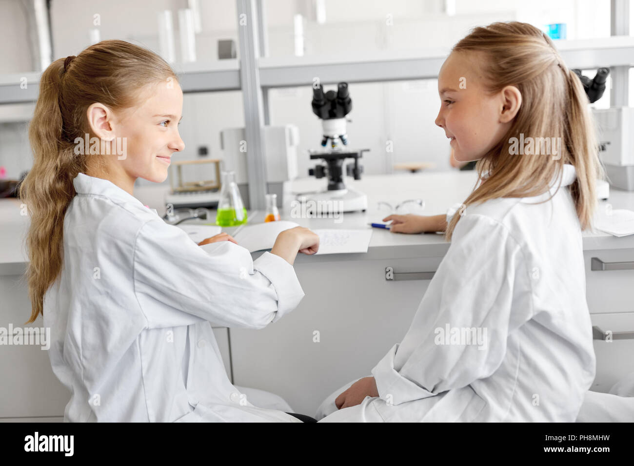 Mädchen mit Notebook im Labor Stockfoto