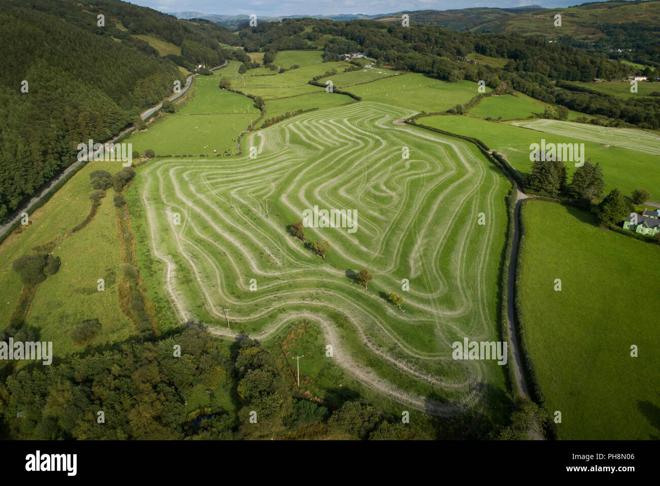 Ein Luftbild der markanten konzentrischen Muster von Kalk abgelagert auf der grünen Wiese und als Bodenverbesserer/Improver, auf Ackerland in der Nähe der kleinen Ortschaft Dailly, in der Nähe von Petworth, Gwynedd, Snowdonia National Park, North Wales, UK (durch eine CCA-lizensiert und versichert Drone) Stockfoto