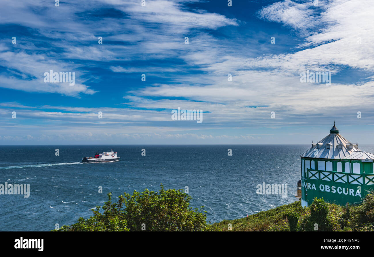 Isle of Man Steam Packet Fähre' Ben meine Chree' verlassen die Douglas Bay für Liverpool, die Camera Obscura & Douglas Head Lighthouse. Stockfoto