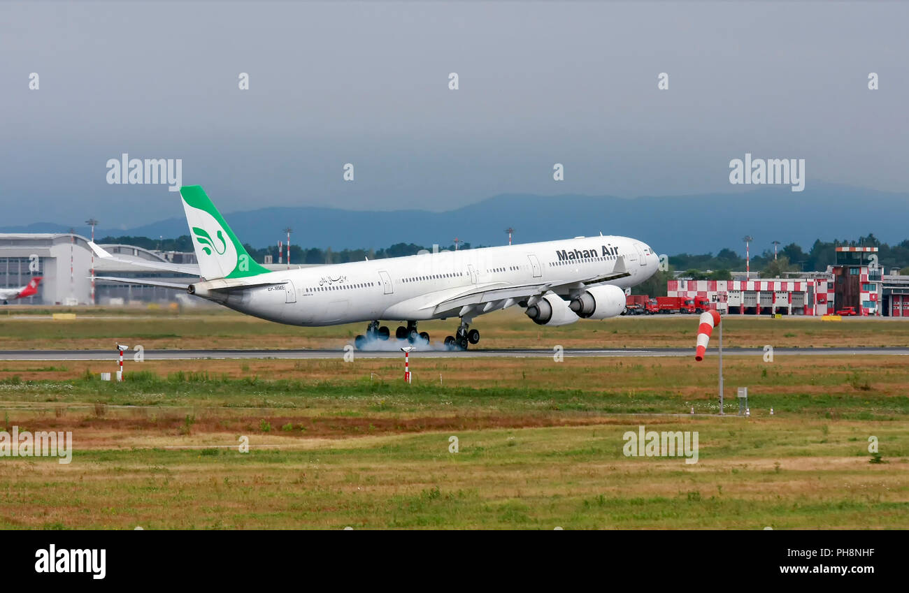 Die iranische Mahan Air Airbus A340-600 (EP-MME) in Malpensa (MXP/LIMC), Mailand, Italien Stockfoto