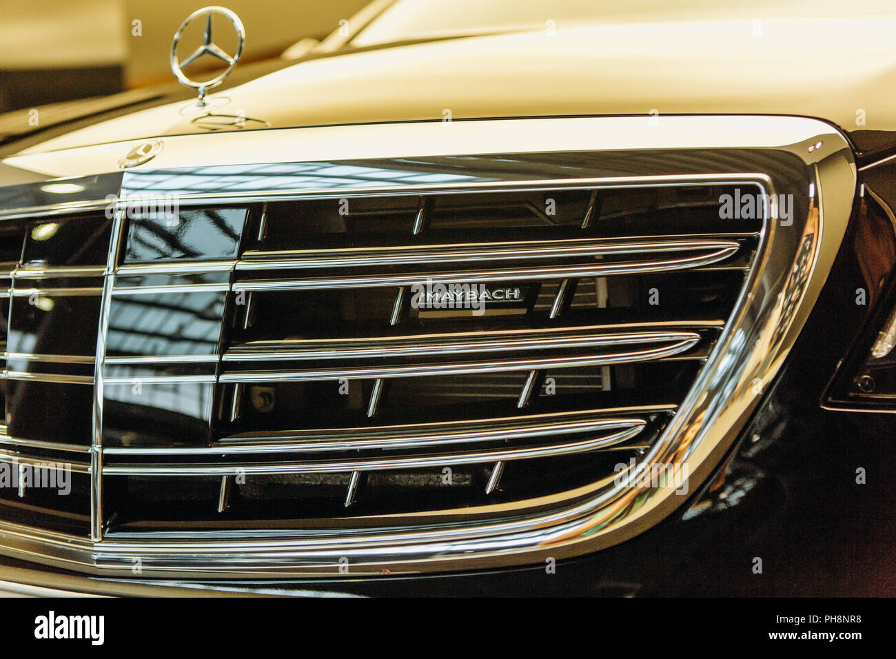 Berlin, 29. August 2018: eine Nahaufnahme des Mercedes-Maybach unterzeichnen. Luxus Marke teures Auto. Stockfoto