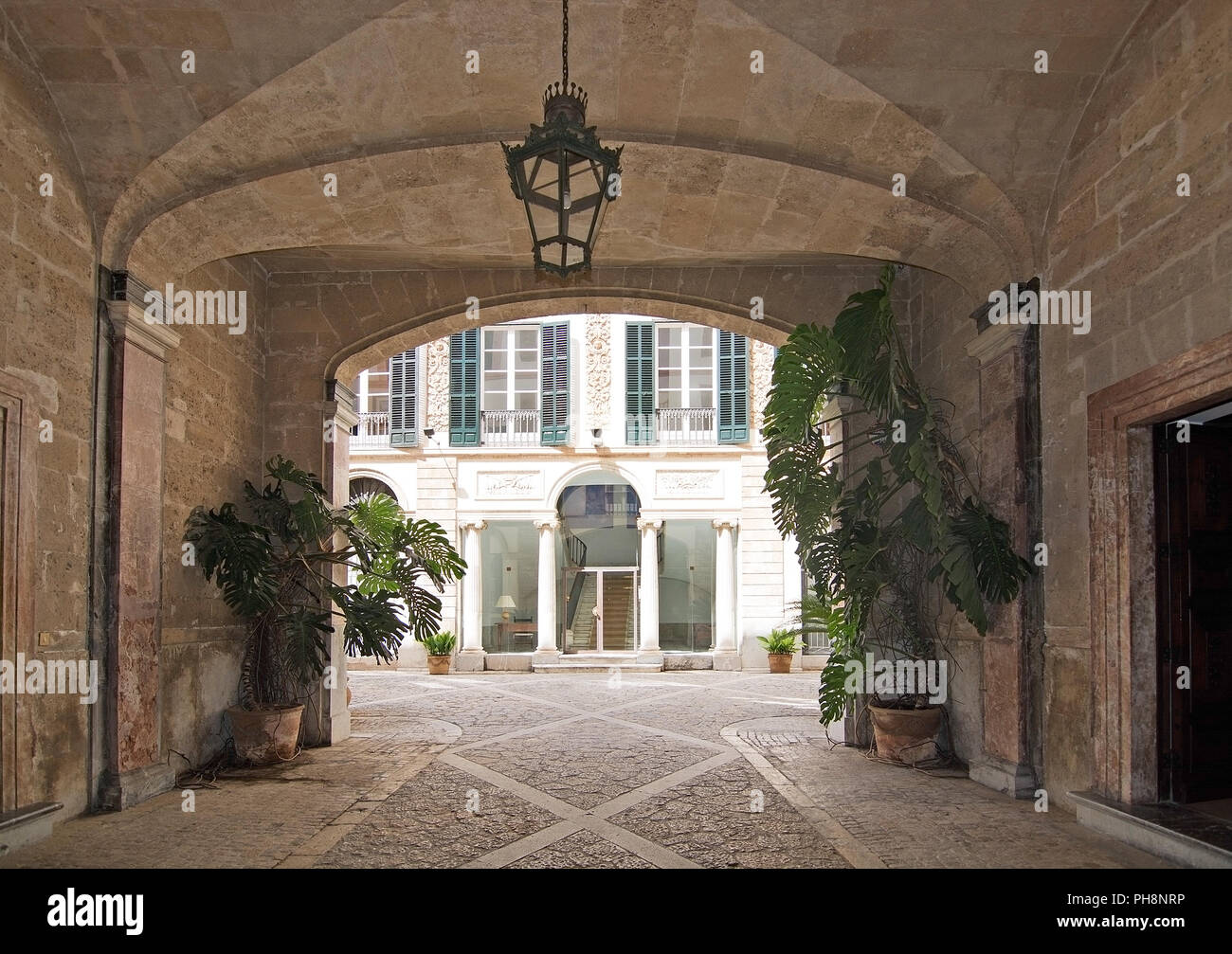 MALLORCA, SPANIEN - 30. AUGUST 2018: Schwedische Konsulat in Palma Eingang mit drei Kronen Symbol sign on August 30, 2018 auf Mallorca, Spanien Stockfoto