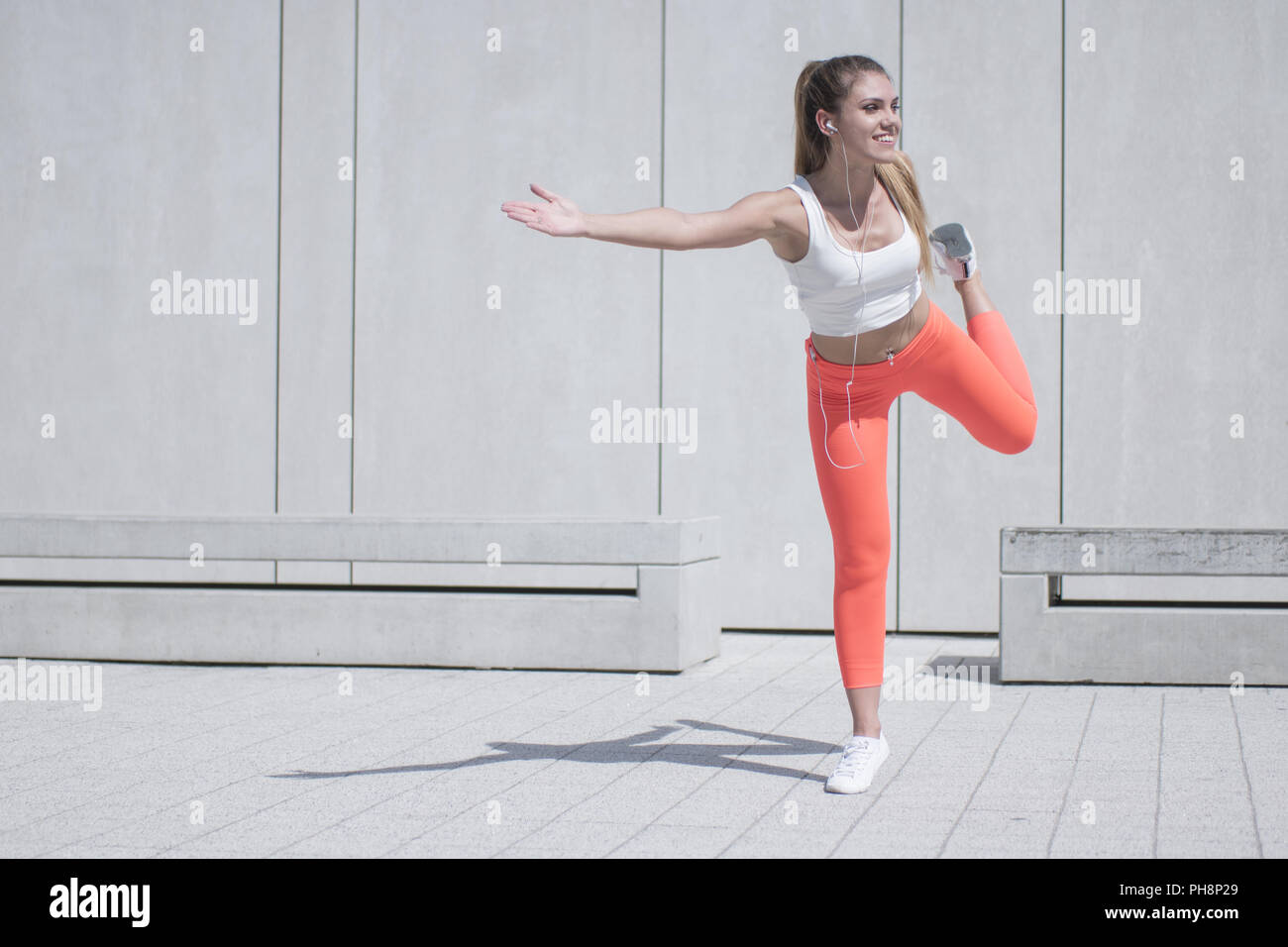 Gerne Sportlich hübsches Mädchen, eine Bewegung im Freien Stockfoto