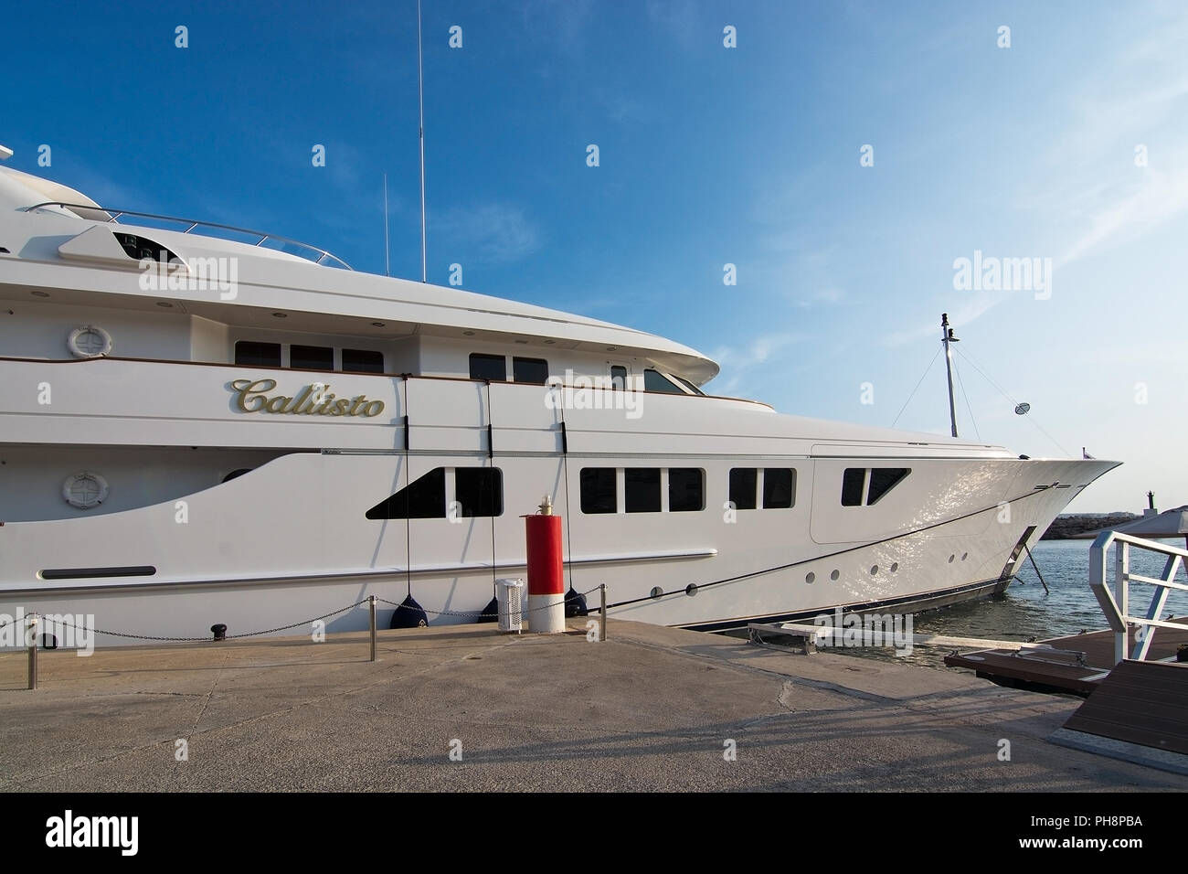 MALLORCA, SPANIEN - 30. AUGUST 2018: Callisto Yacht in Puerto Portals Marina auf einem späten Sommer sonnigen Nachmittag am 30. August 2018 auf Mallorca, Spanien Stockfoto