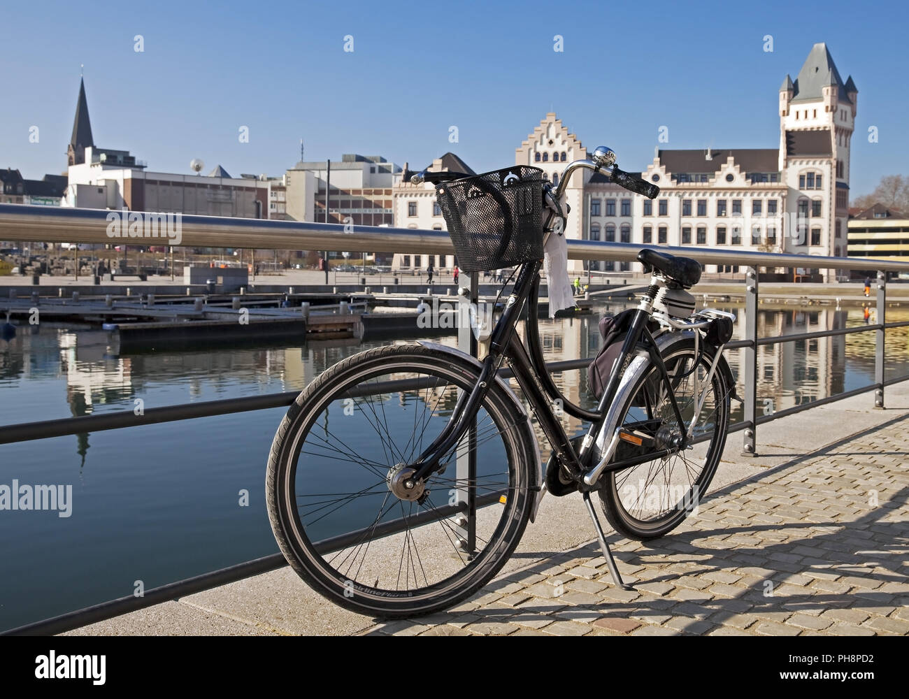 Fahrrad, See Phoenix und Schloss Hoerder, Dortmund Stockfoto