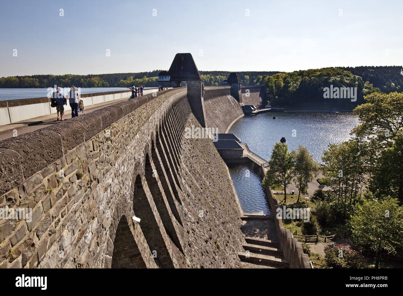 Moehne Behälter Staumauer, Deutschland Stockfoto