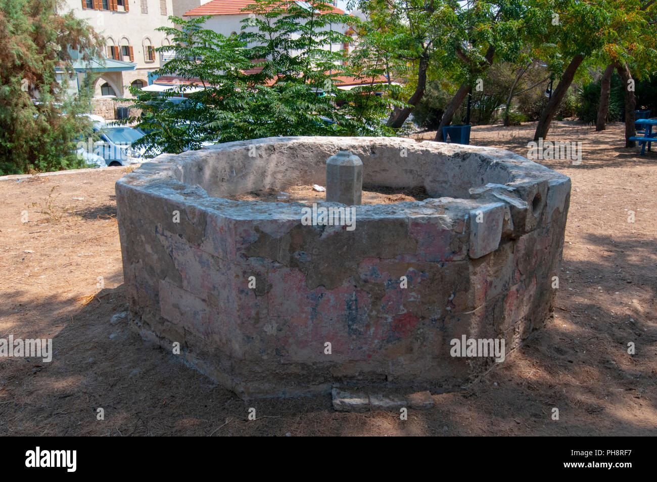 Ein alter Brunnen freigelegt und in Jaffa, Israel erhalten Stockfoto