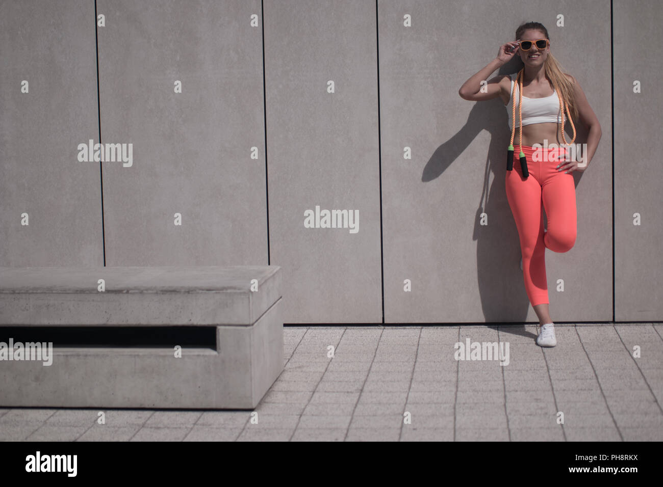 Fit Woman Holding springen Seil über der Schulter Stockfoto