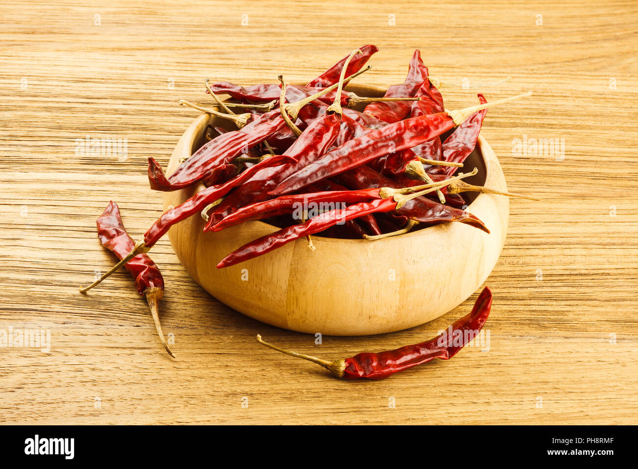 Getrocknete rote Chili auf hölzernen Tisch Stockfoto