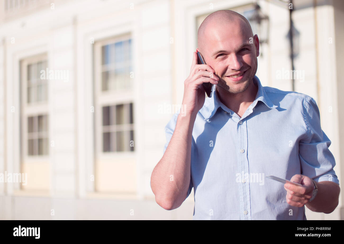 Aktive junge Mann eine Zahlung. Stockfoto