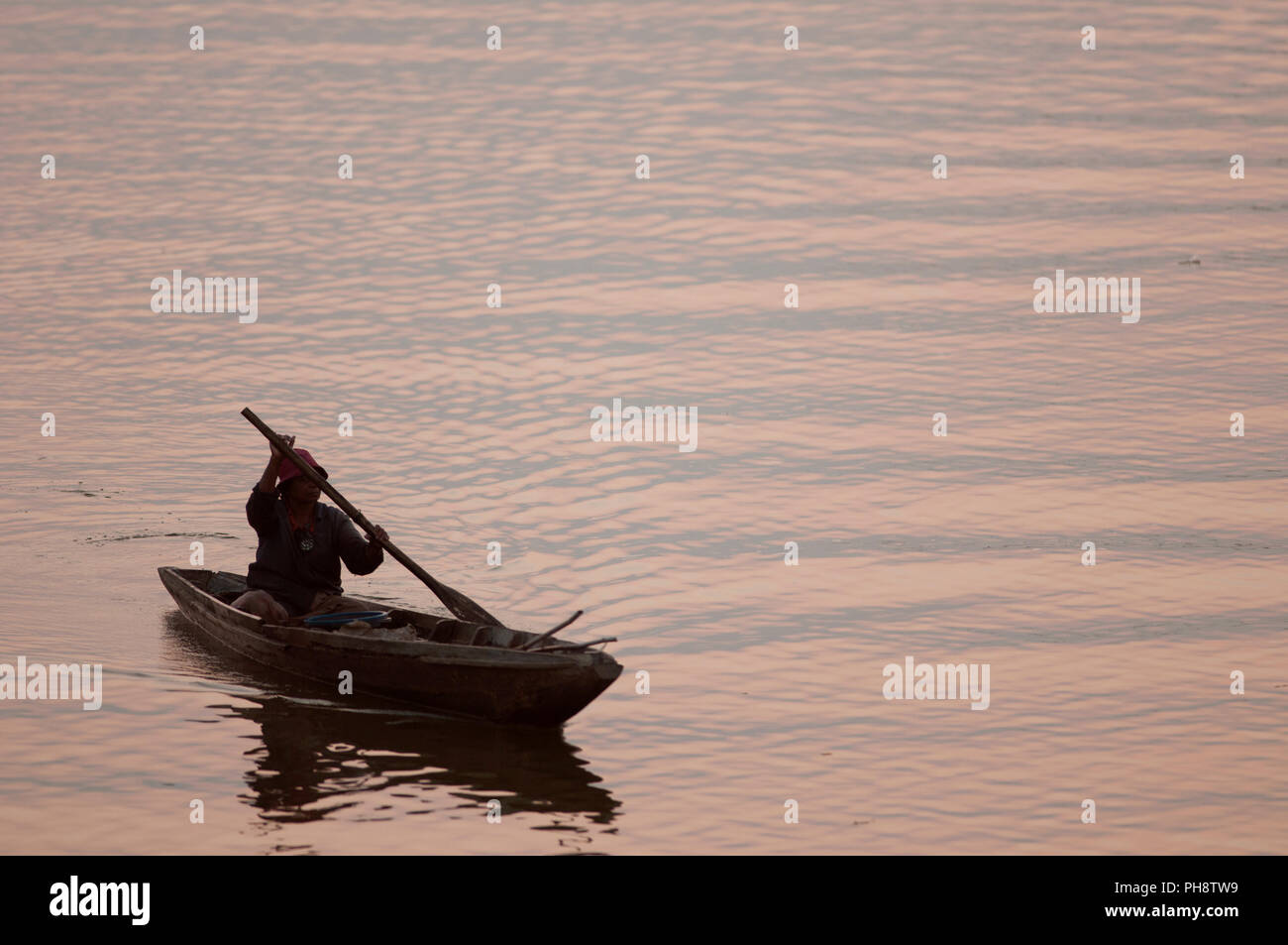 Thailand, Phatthalung, Fischer, Boot, Sunrise Pêcheur en Barque au Hebel du Soleil, Sud Thaïlande Stockfoto