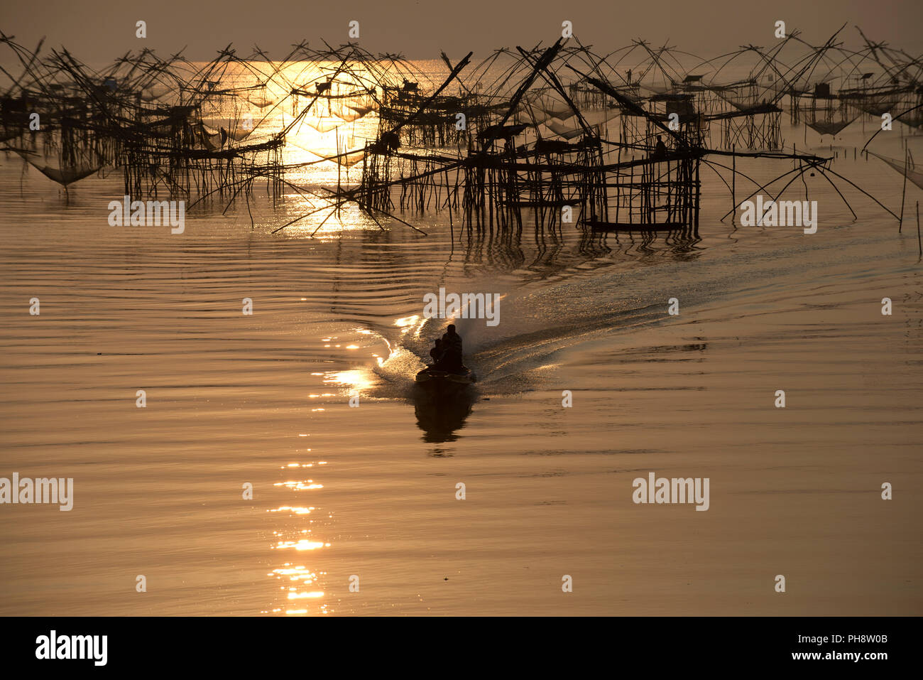 Thailand, Phatthalung, Shore-betriebenen Aufzug net, Fischer auf dem Boot, Sunrise Pêche au carrelet, Lever du Soleil, Sud Thaïlande Stockfoto