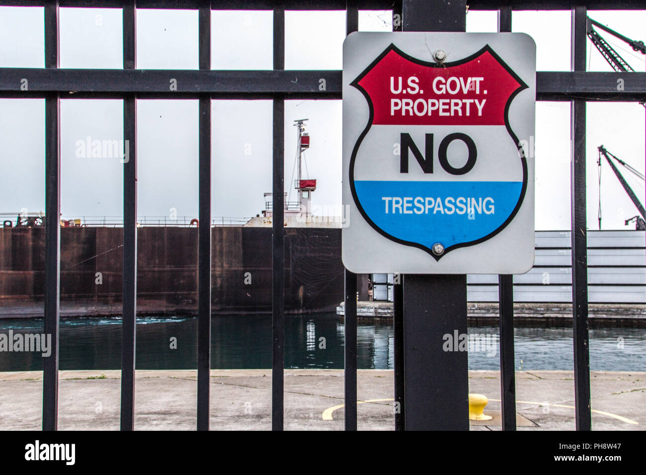 Internationaler Versand Kanal. Große kommerzielle Frachter durch die internationale Soo Locks mit US-Regierung Eigenschaft unterzeichnen. Stockfoto