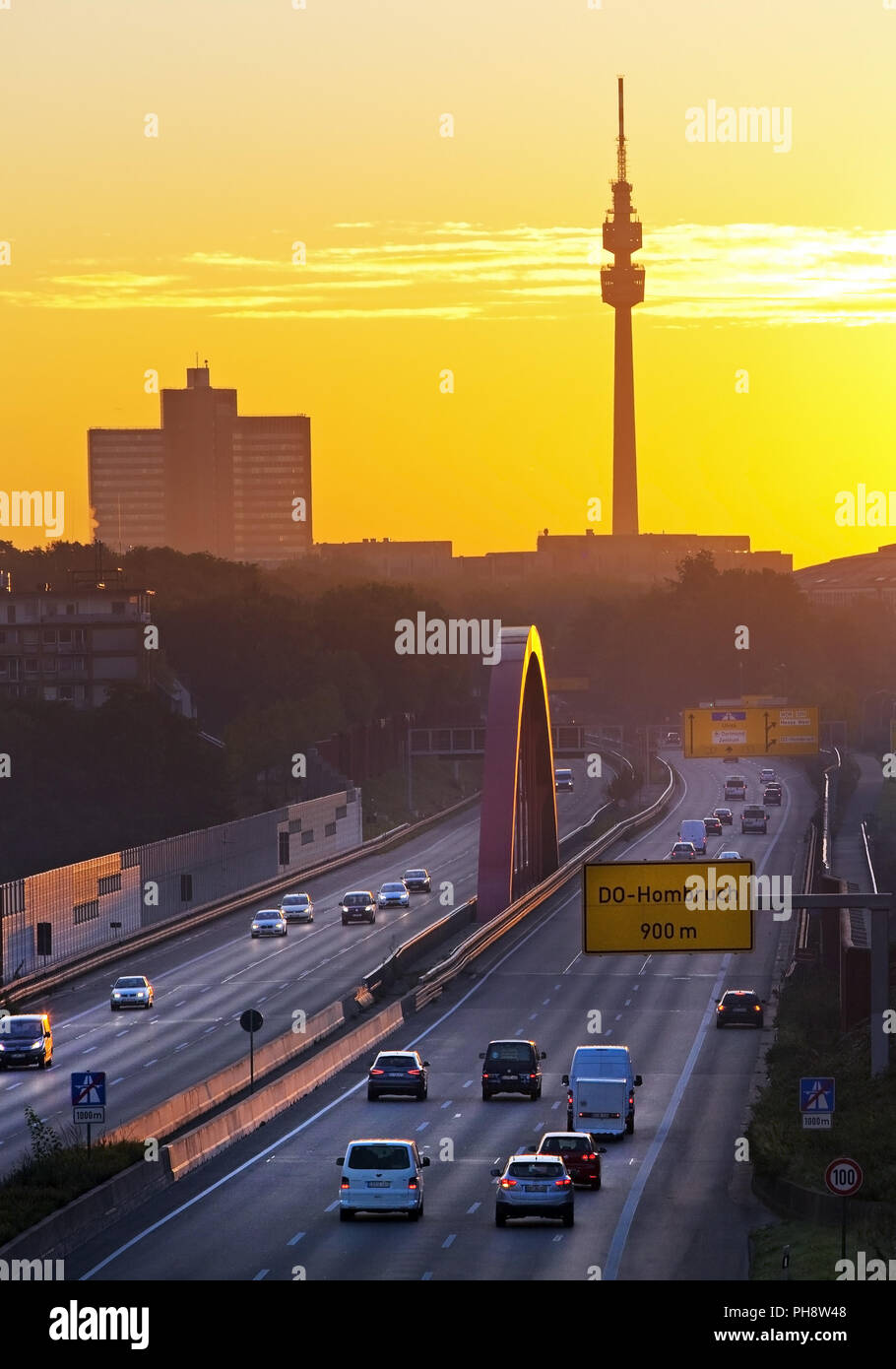 Autobahn A 40 bei Sonnenaufgang, Florian Tower, Dortmund Stockfoto