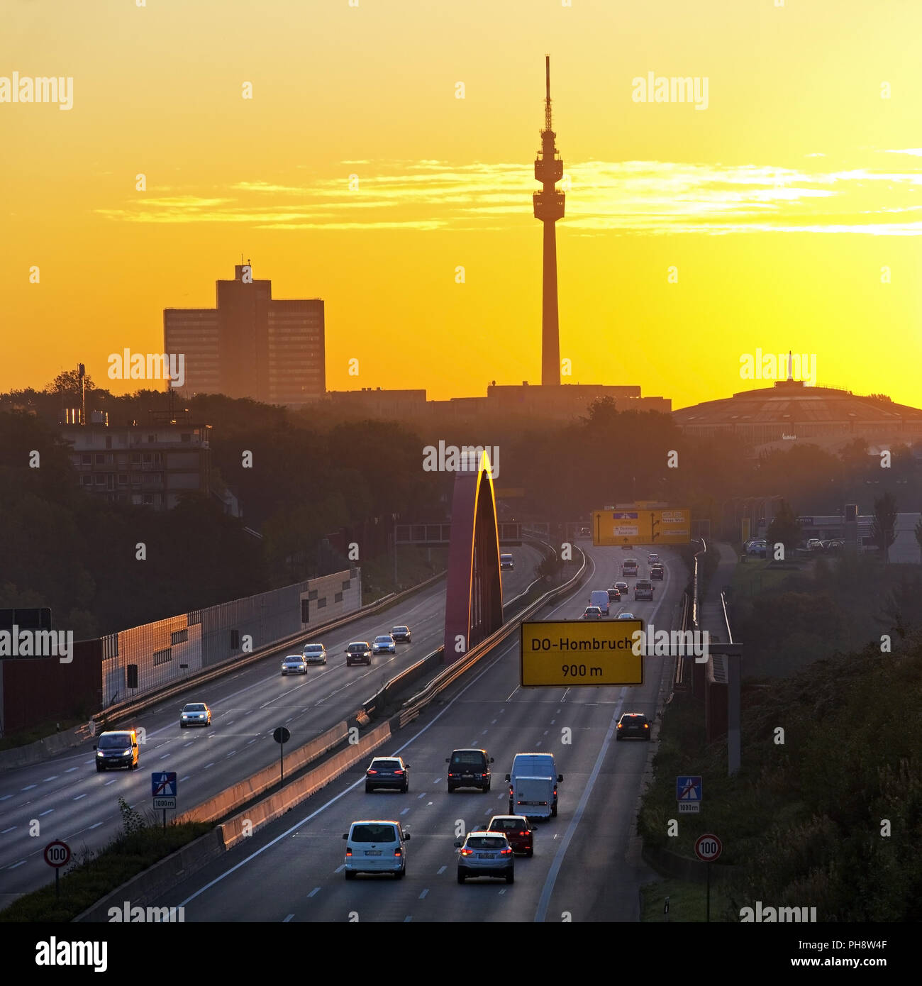 Autobahn A 40 bei Sonnenaufgang, Florian Tower, Dortmund Stockfoto